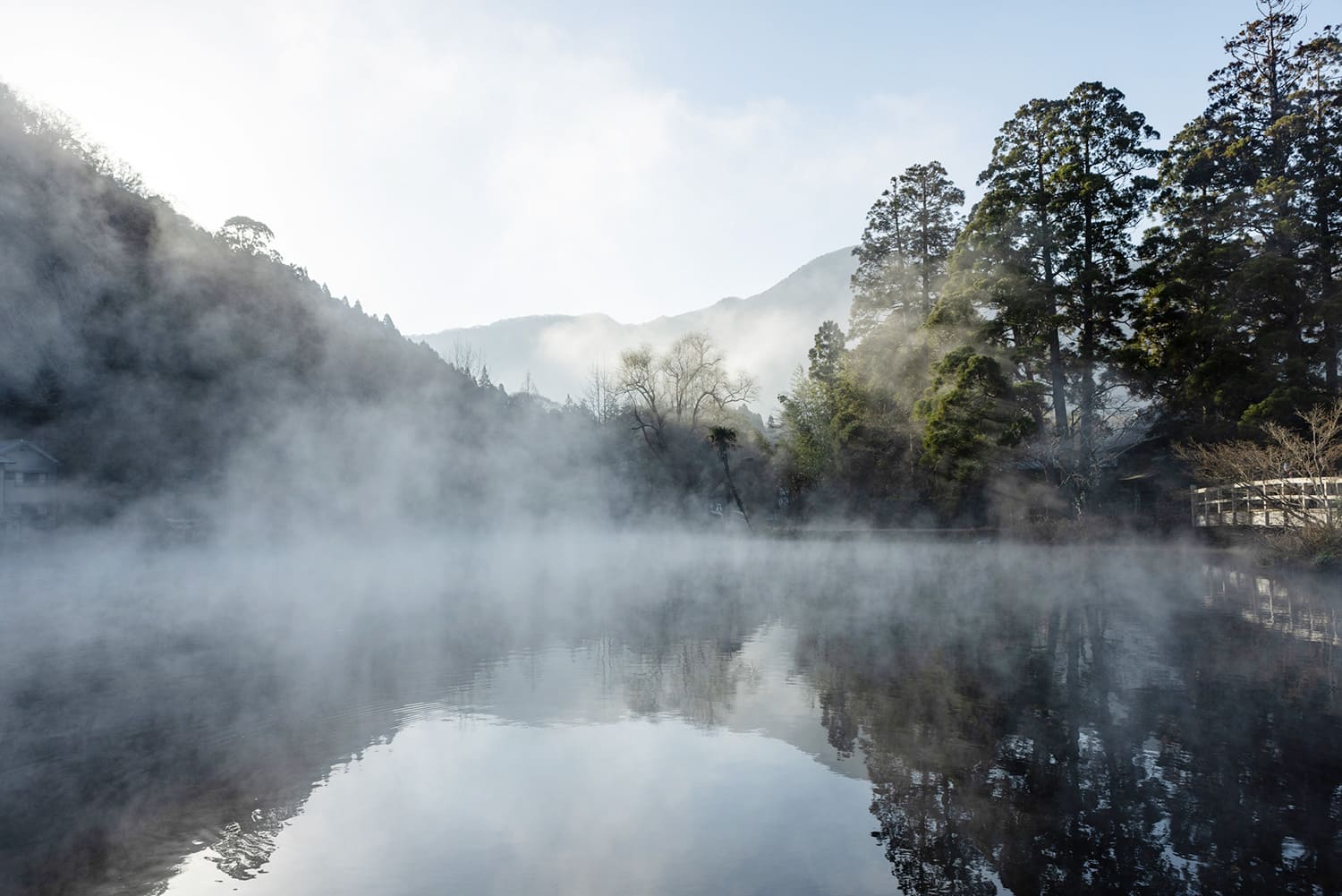 日出後，晨霧立即瀰漫在金林湖。 這裡也是著名的紅葉勝地，秋天時，周圍的樹木色彩繽紛