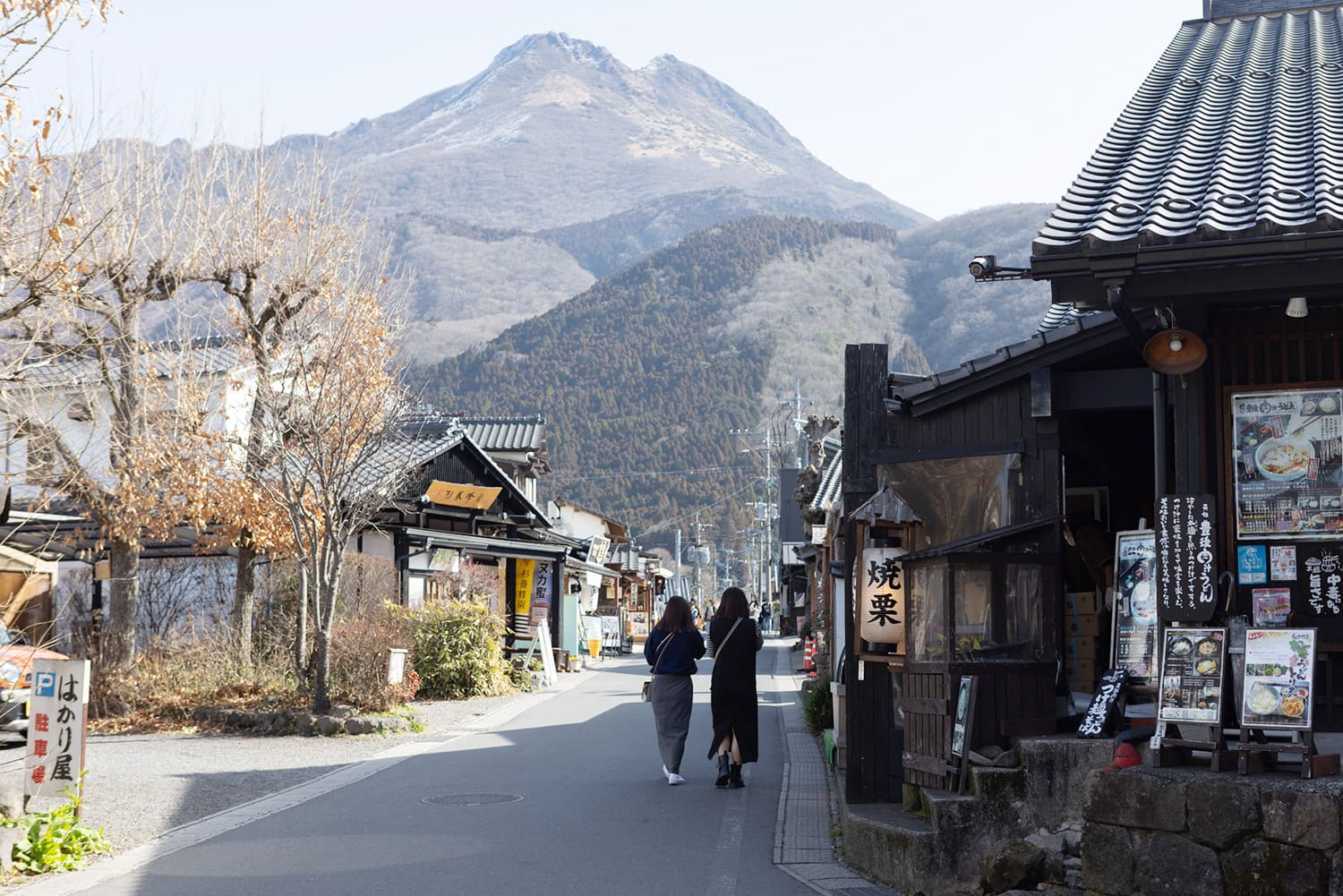 隨著季節變化而變化的由布山景色也是沿著「湯之坪街道」漫步的樂趣之一