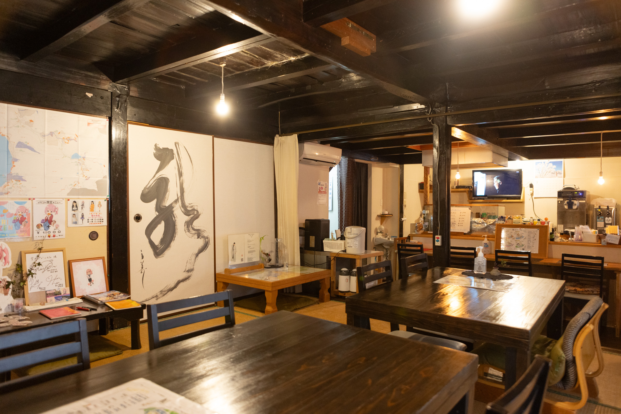 榻榻米房間裝飾著世界著名書法家萬美先生的書法