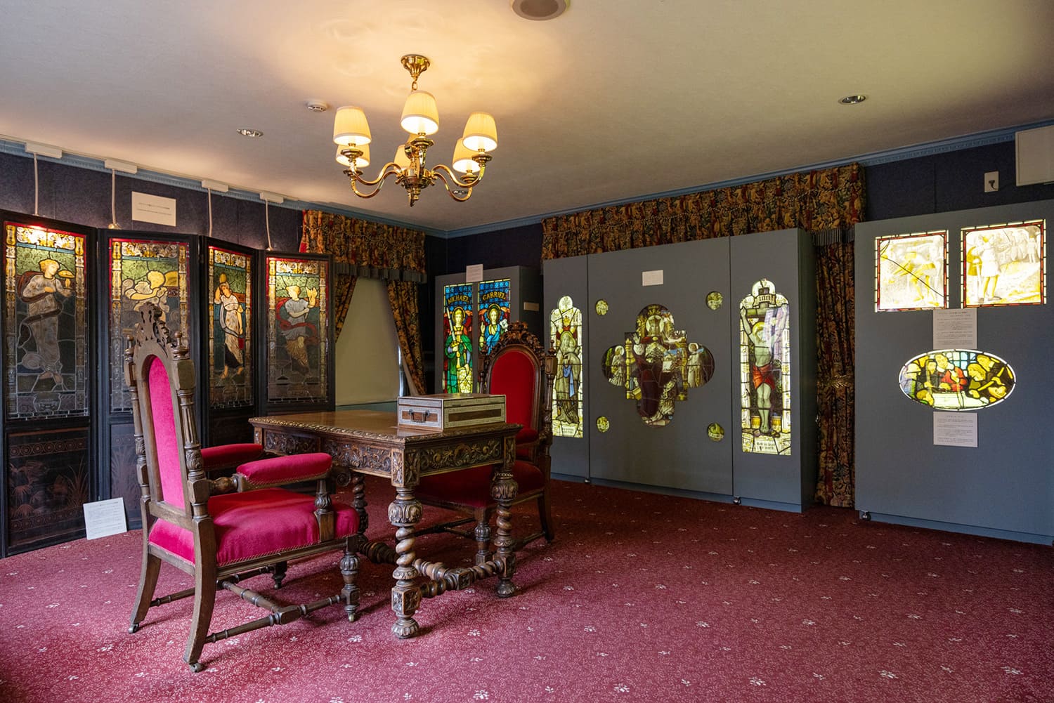 「尼爾斯之家」展覽。 外部建材、家具、陳設等均採用英國直進口古董