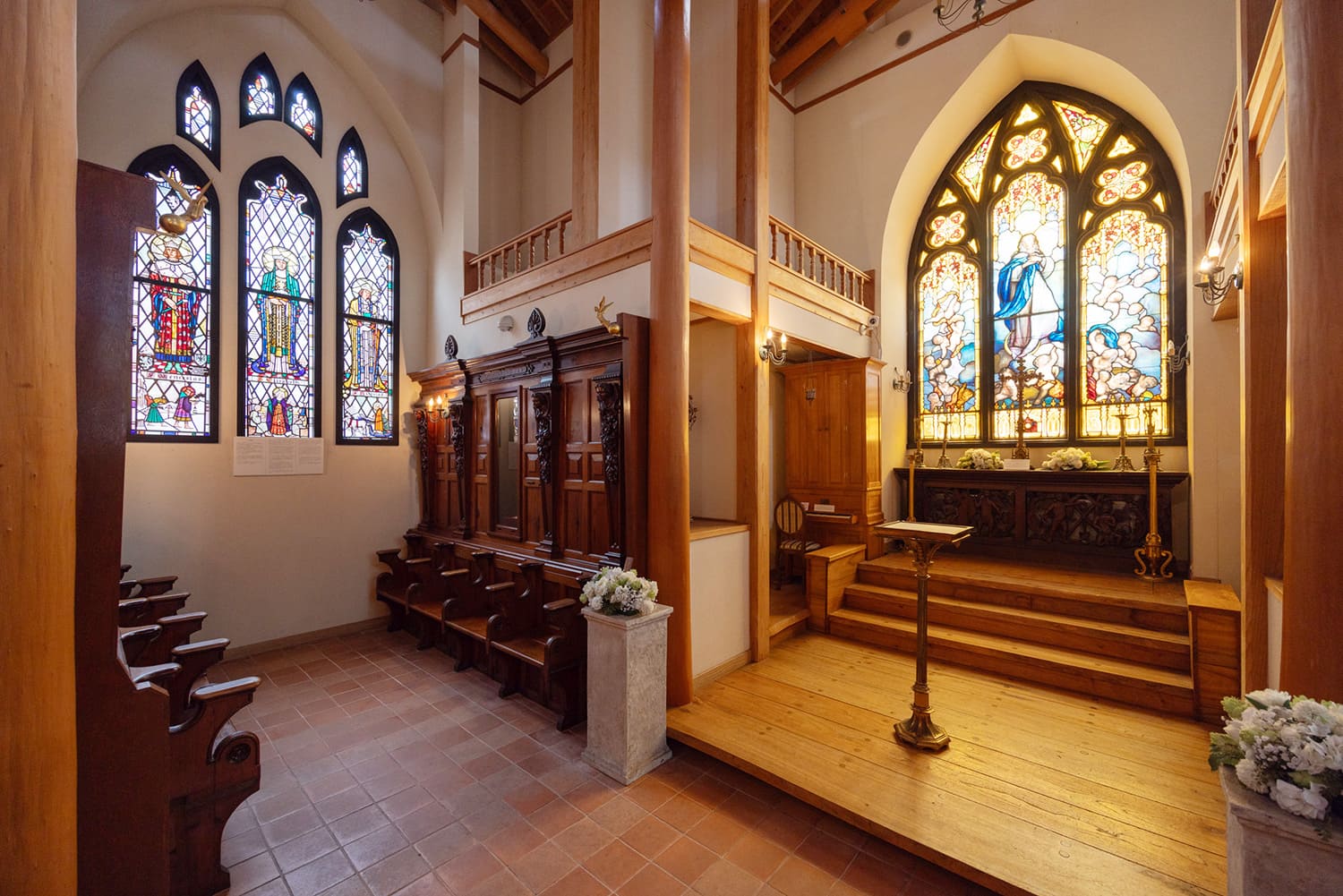 聖羅伯特教堂完全由木頭建造。 當您近距離觀察彩色玻璃時，您會驚嘆於它的精確性和藝術性