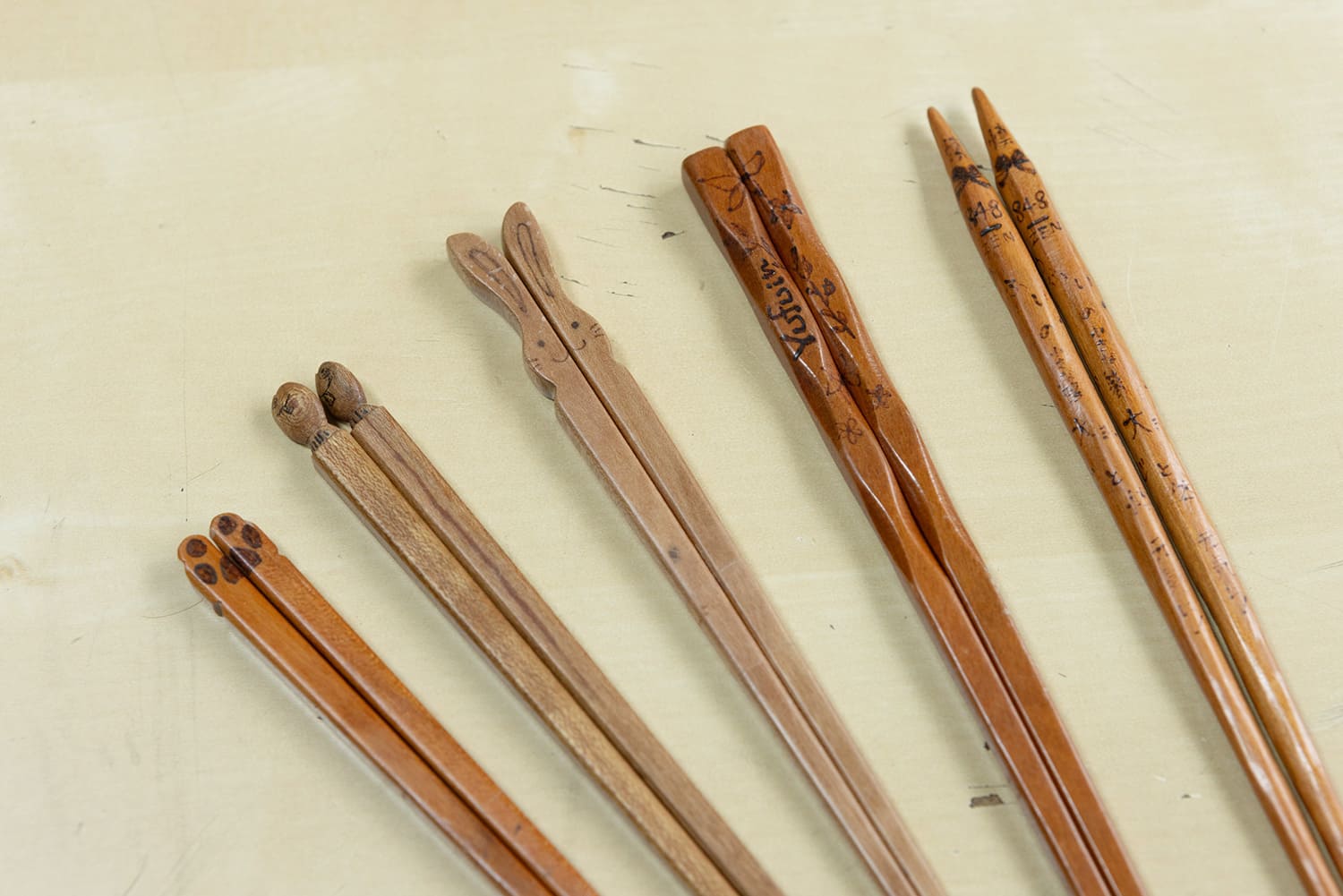 筷子的頂部可以雕刻並設計有動物圖案。