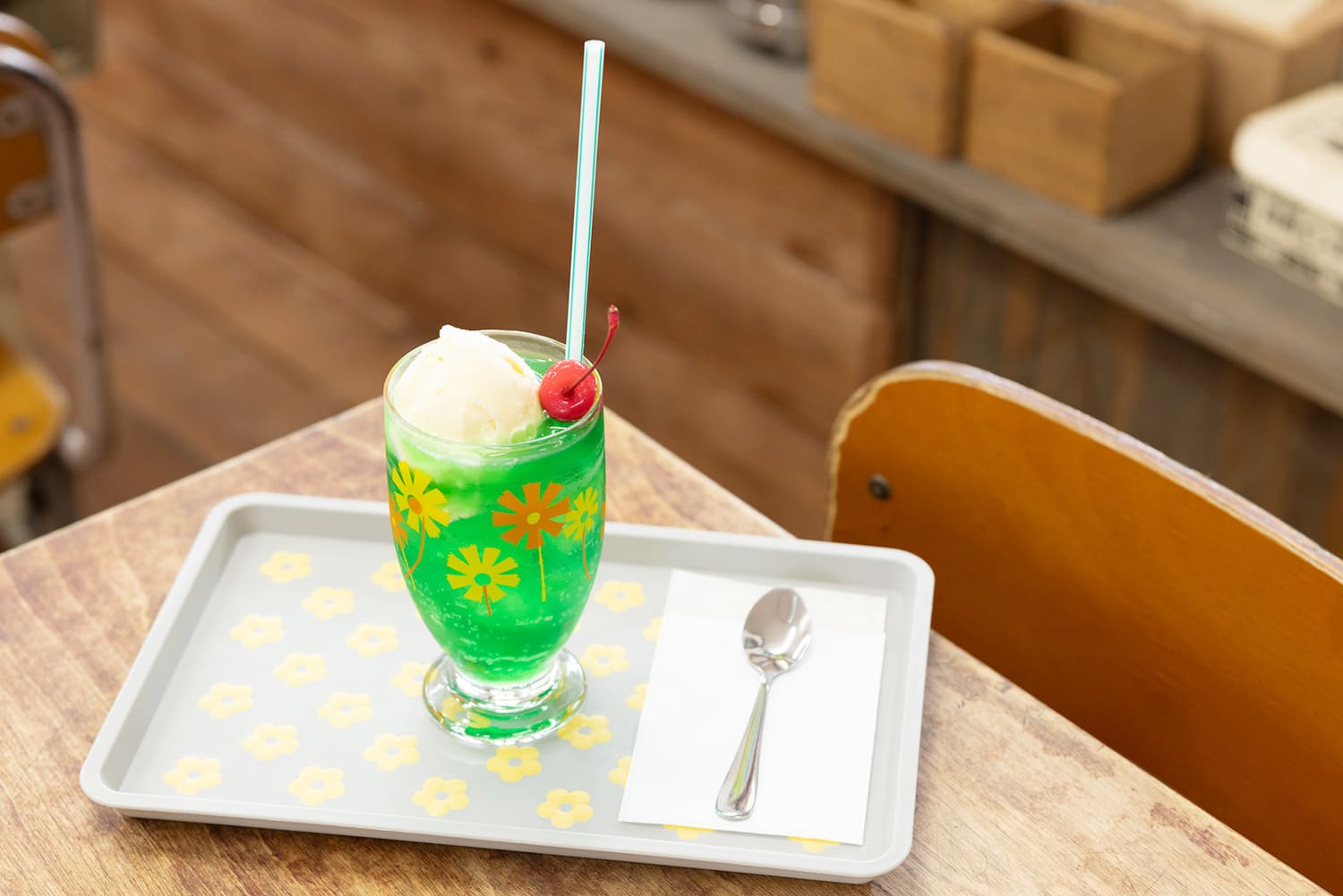 昭和學校午餐區的「哈密瓜奶油汽水」「懷舊昭和學校午餐」500日圓。 也可以外帶。