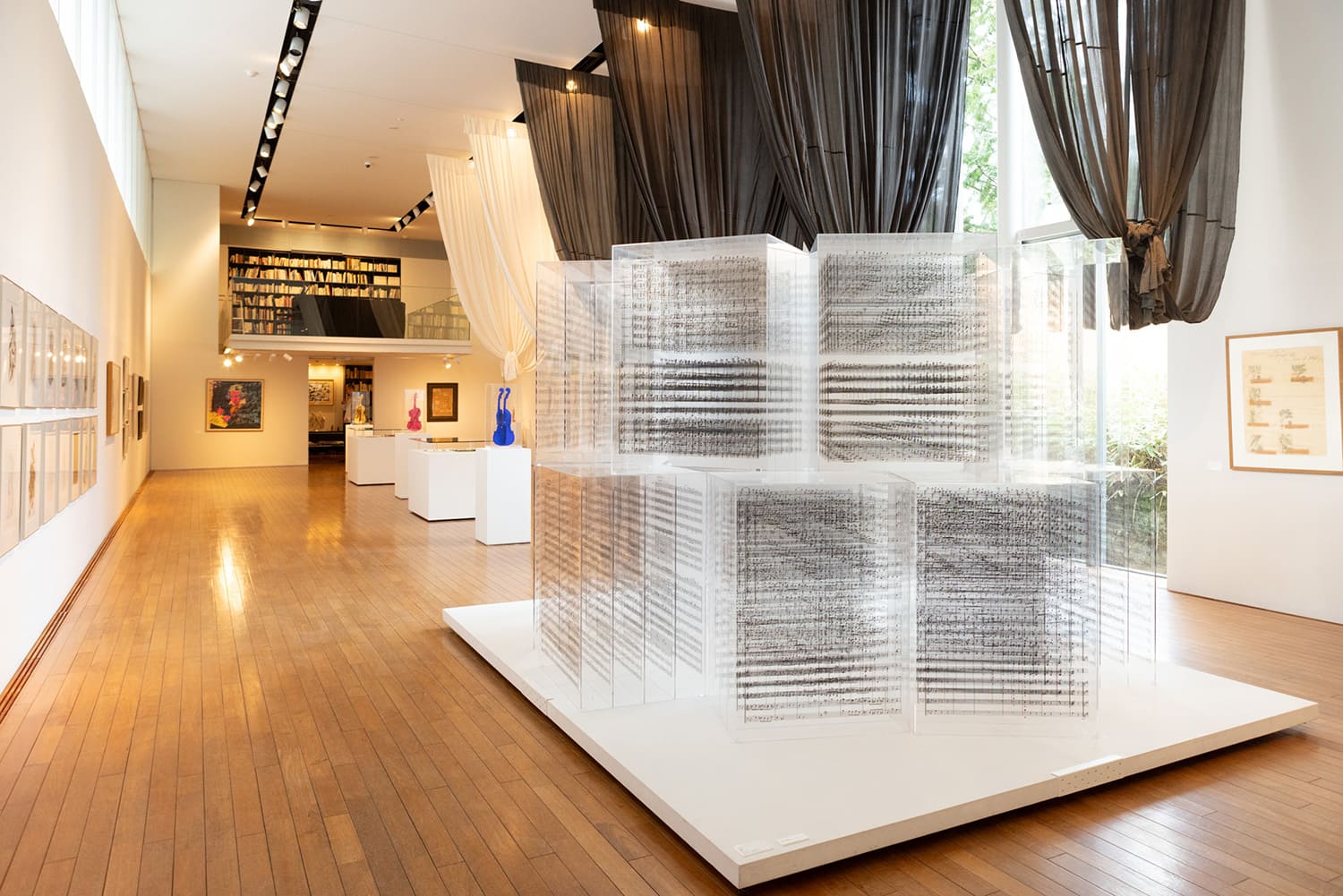 展廳中央供奉著以莫札特樂譜為物件的「木靈」（頂部通常沒有布製裝置）