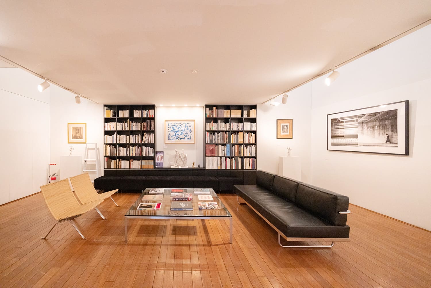 圖書館位於一樓的後面。 書籍可以自由瀏覽，很多人在這裡悠閒地度過時光