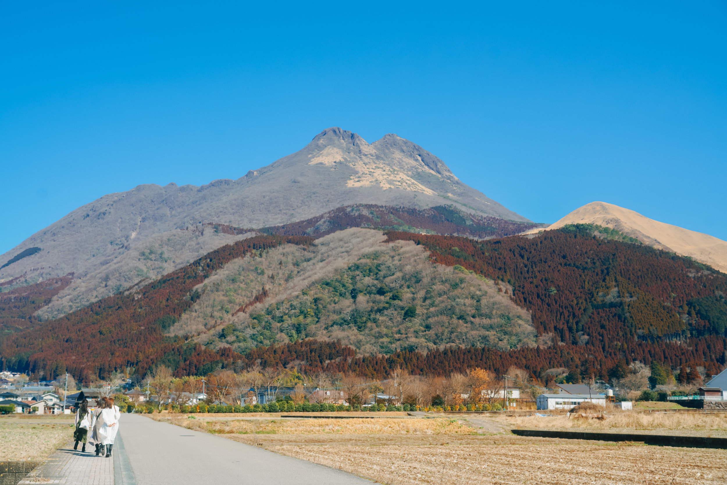 從“鄉村街道”眺望，該街道也包含在旅遊人力車課程中。 如果步行，從湯之坪高速公路向南行駛約10分鐘即可到達。