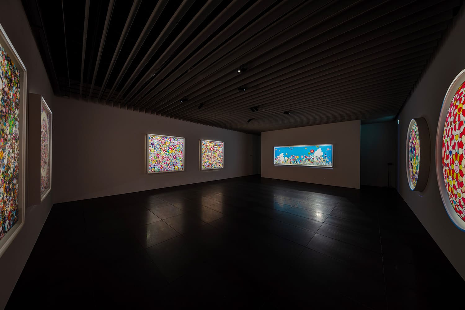 ©︎村上隆/Kaikai Kiki Co.， Ltd. 版權所有。在畫廊的一個房間裡，展出了村上隆的七件作品，以色彩繽紛和流行花朵為主題
