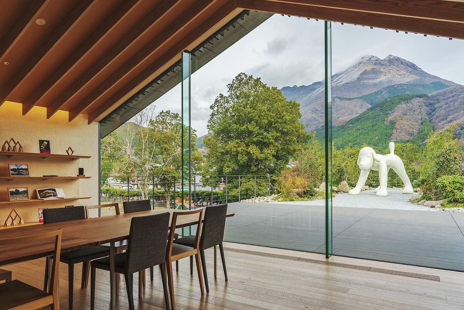 ©可以自由瀏覽奈良美智 2017 年藝術書等的休息室。 您可以一邊休息一下，一邊欣賞由布山和窗戶盡頭展開的作品。