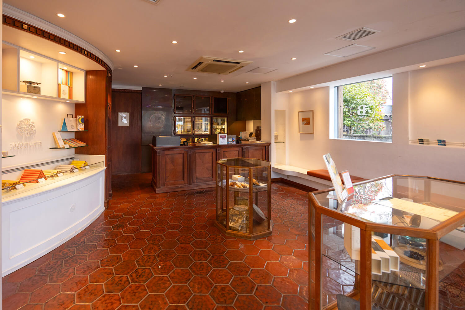 店內的地磚和白色牆壁的對比非常漂亮。