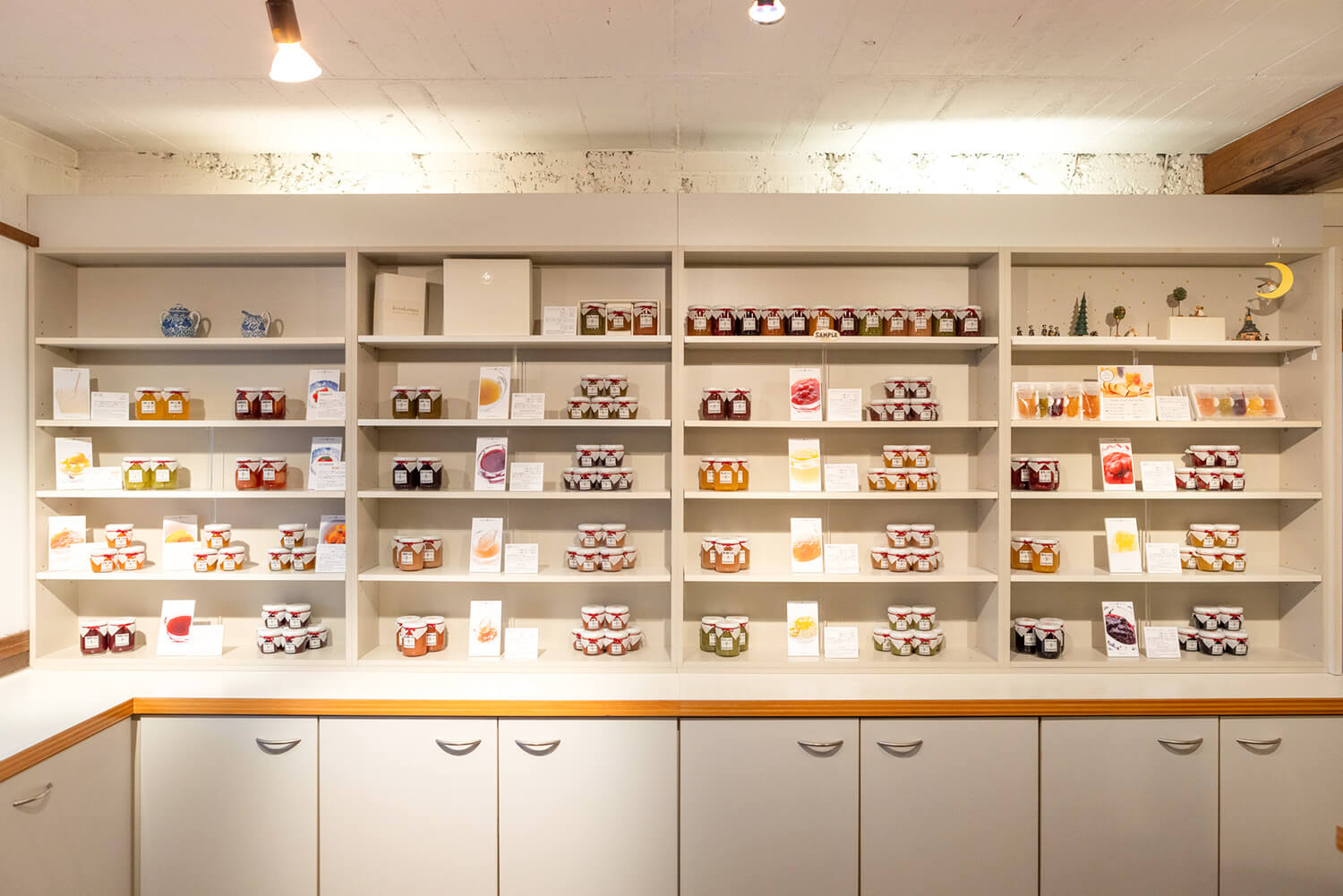 你也可以品嚐果醬。 除了果醬外，還有蜜餞（950日圓起），這是一種用白葡萄酒精心燉煮的水果