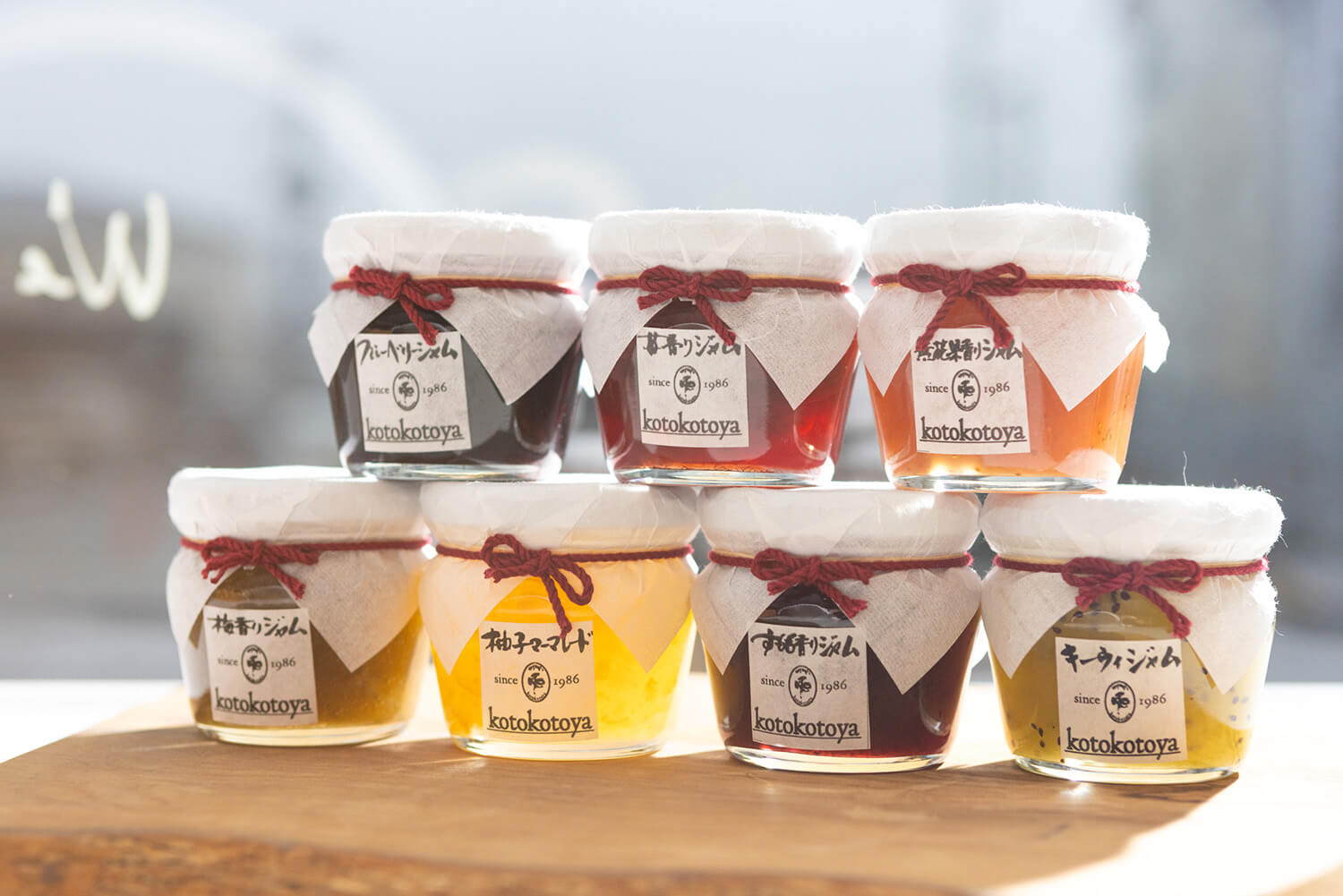 照片是125克的罐子。 水果的原色，如“草莓香果醬”、“桃子香果醬”、“柚子果醬”，也很漂亮