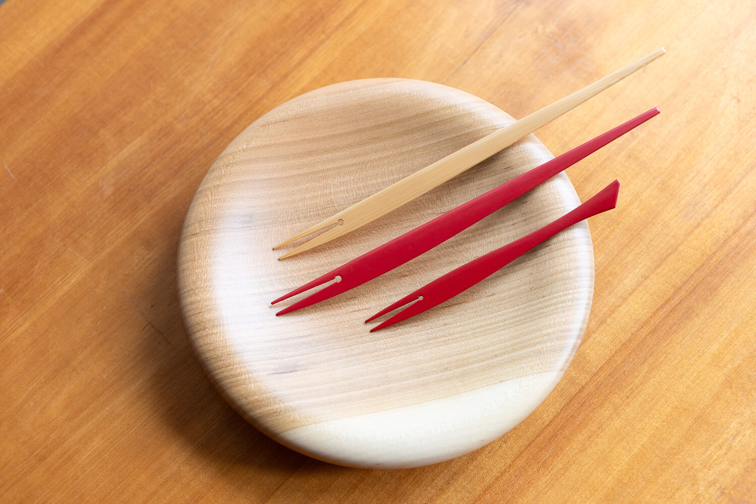 「叉子坂菜」有大號和小號兩種尺寸可供選擇。 有兩種顏色可供選擇：透明和紅色