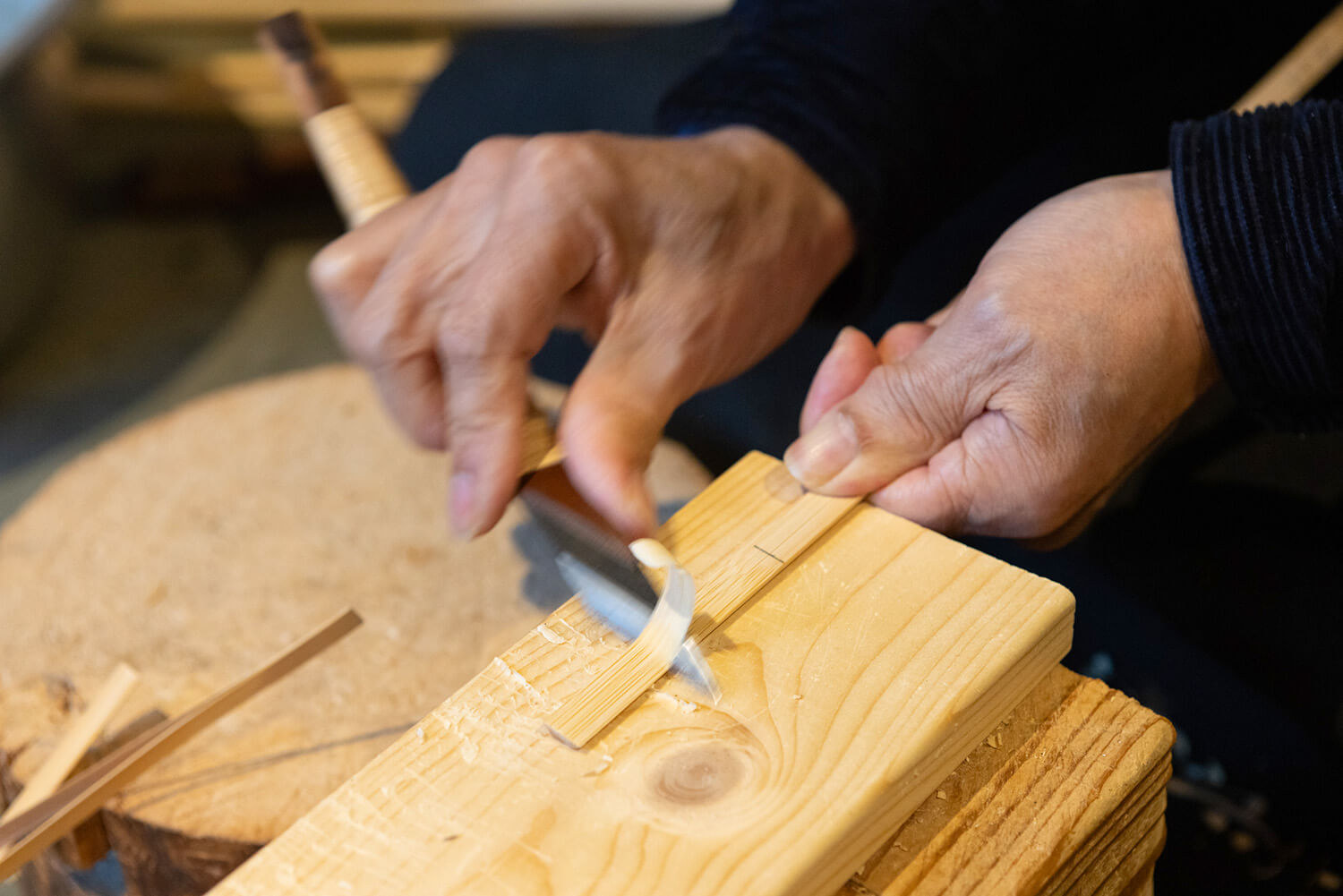 竹子被削掉，並調整了粗細。 依靠手感，進行細緻的調整