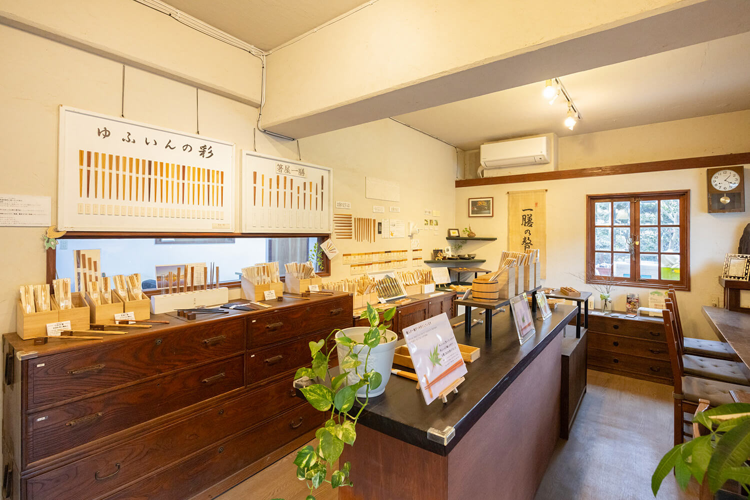 工房附設的商店。 您也可以客製化適合您手的筷子（JPY5500-）