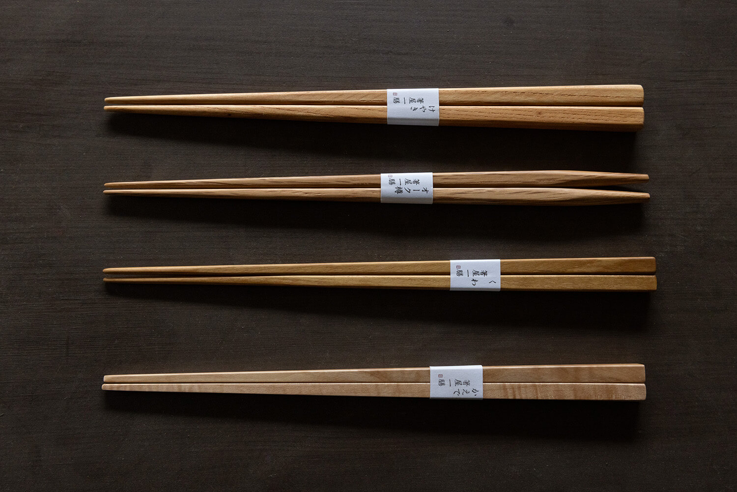 從上面開始，JPY2200粗筷子、橡木桶筷子JPY2200、魚筷子JPY1650 JPY1650麵條筷子。 他還就如何選擇適合您手的筷子提供了建議