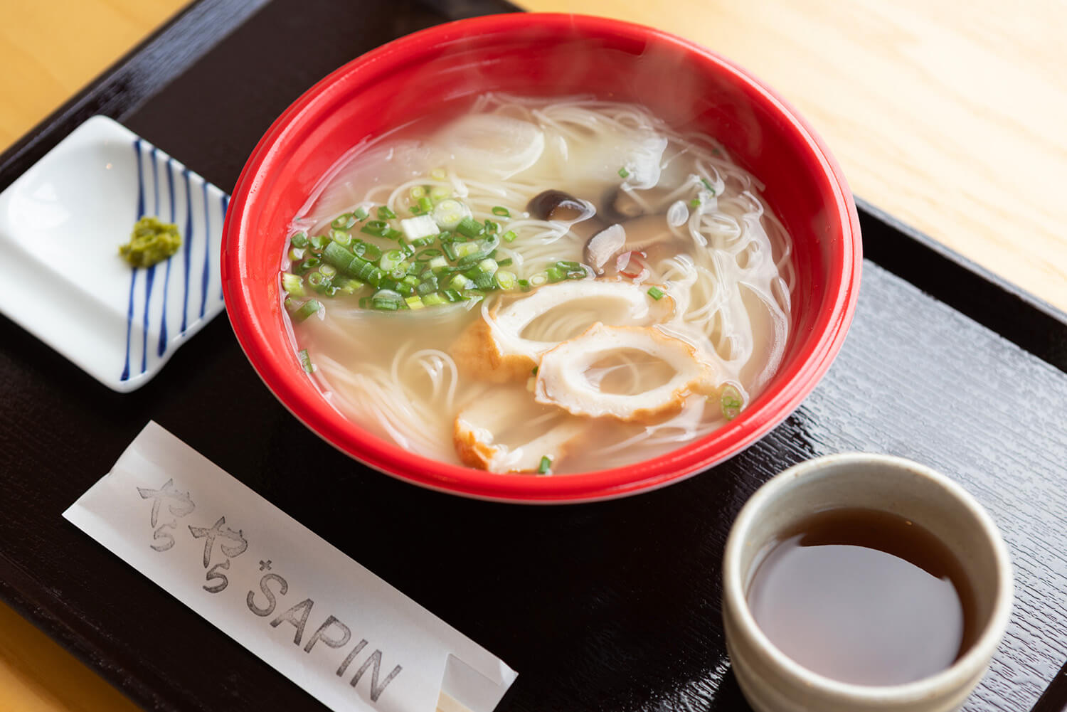 「地獄素麵」650日圓。 簡單的美味，上面放著大分縣產的香菇和島原產的竹輪，用醬油甜甜地烹製而成