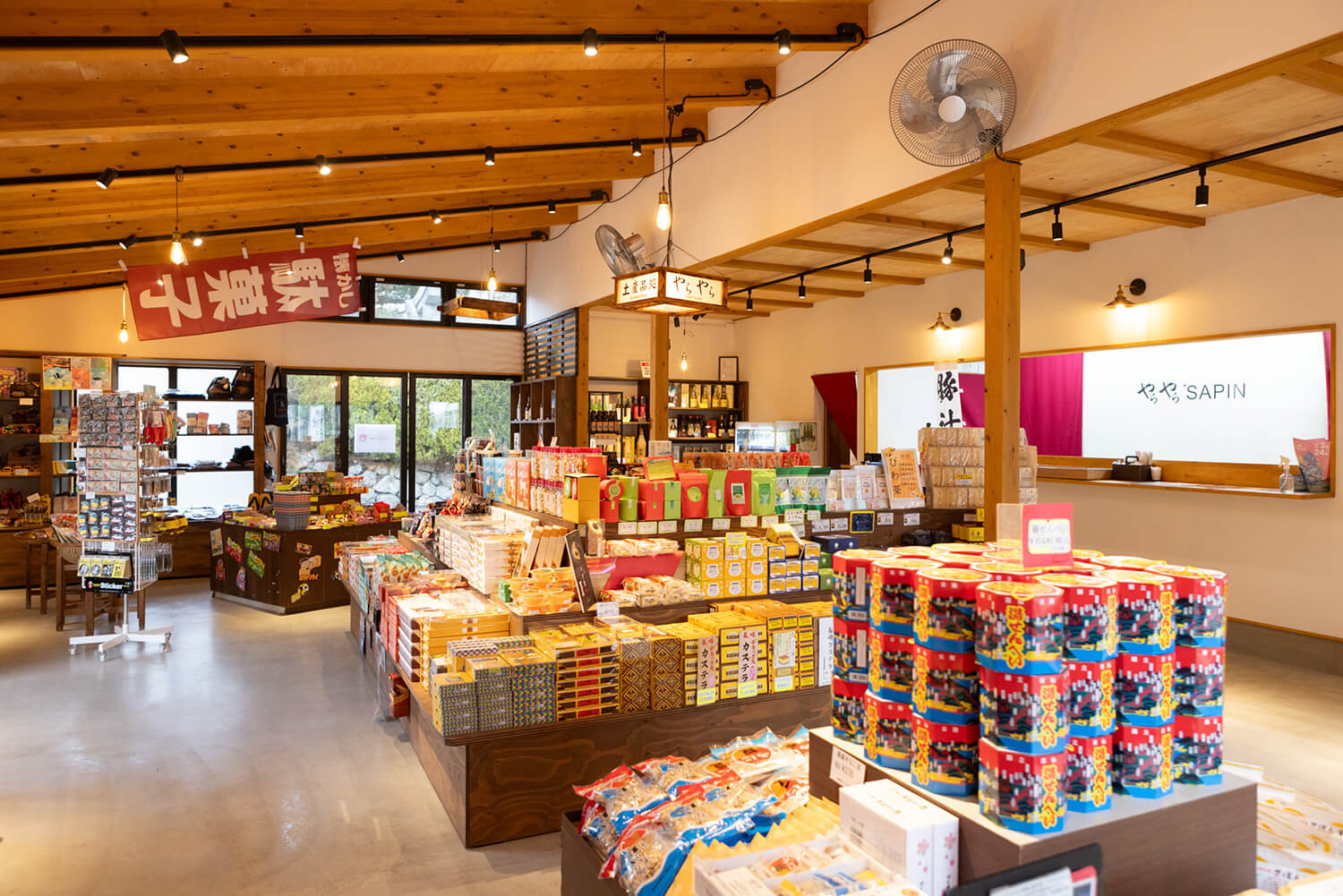 一樓是紀念品店。 二樓的餐廳設有桌椅、凹陷式桌椅及露台座位