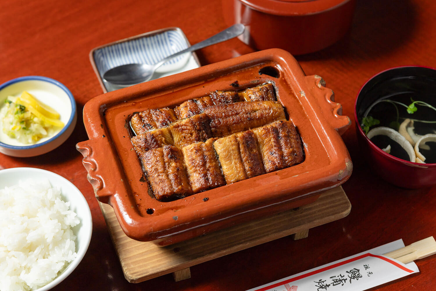 「上等鰻魚定食」JPY4660。 裡面有六片鰻魚燒、飯、吸肝和泡菜。 如果點定食，飯可以免費續碗。