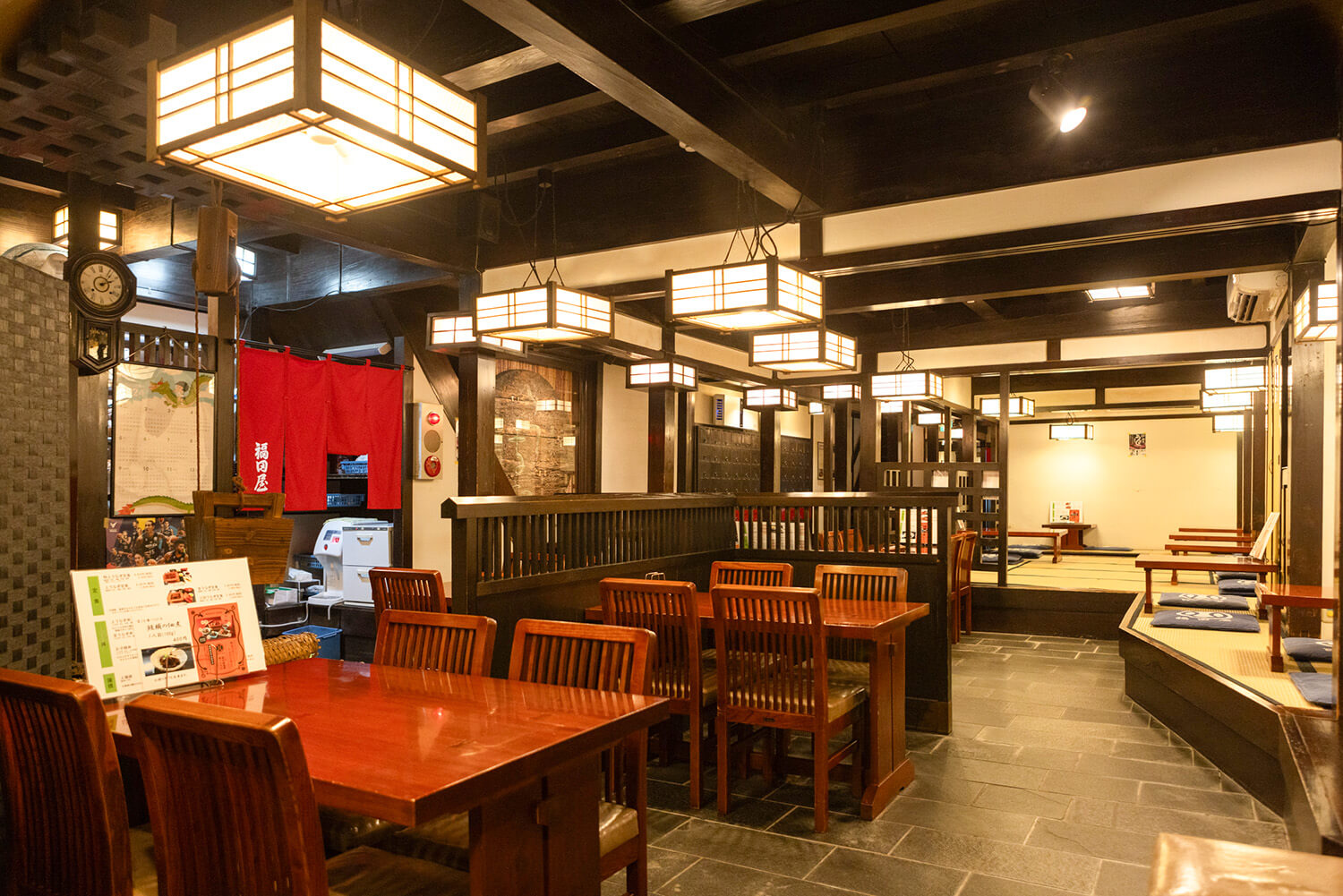 一樓有桌子座位和一個小榻榻米座位。 商店的入口將設置在兩個地方，一個在拱廊一側，一個在另一側