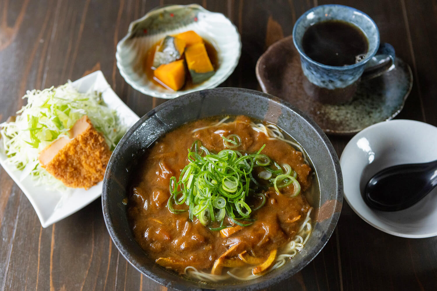 「牛肉筋咖哩素麵套餐」JPY1300。 裡面有炸魚的碎天婦羅、小碗和咖啡