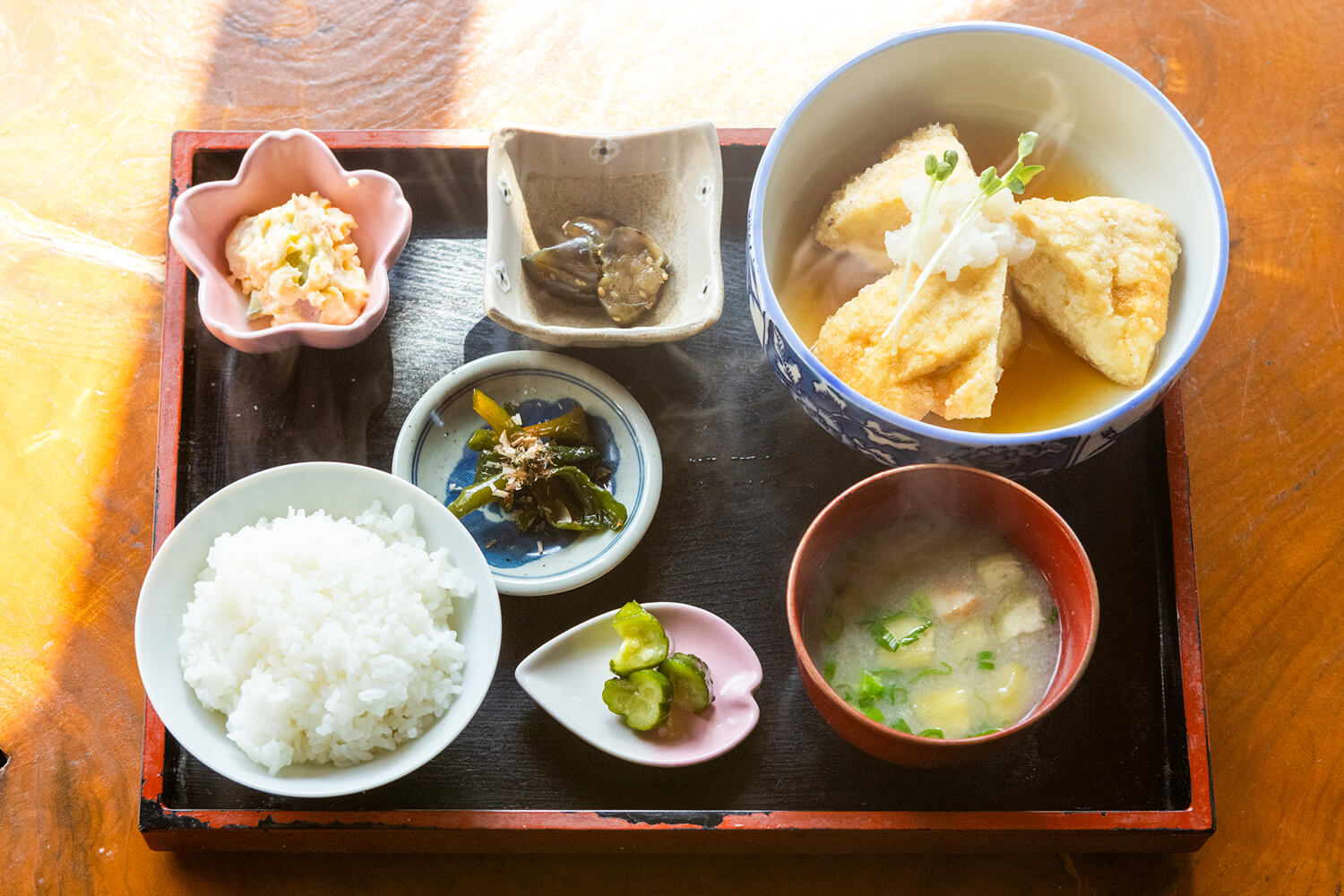 「炸御膳」800日圓。 油豆腐附有味噌湯、飯和四個小碗，一個接一個地精心製作