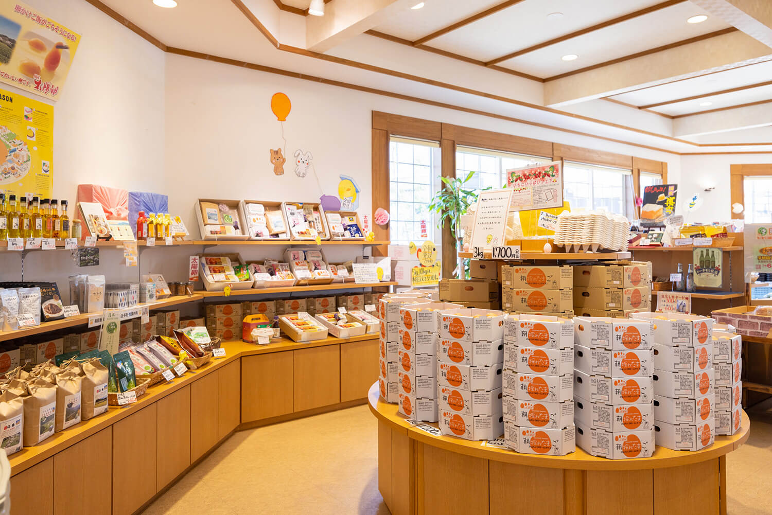 一開封，就有很多箱子的「太陽蛋早上摘的雞蛋」。 2公斤JPY1200 3公斤JPY1700