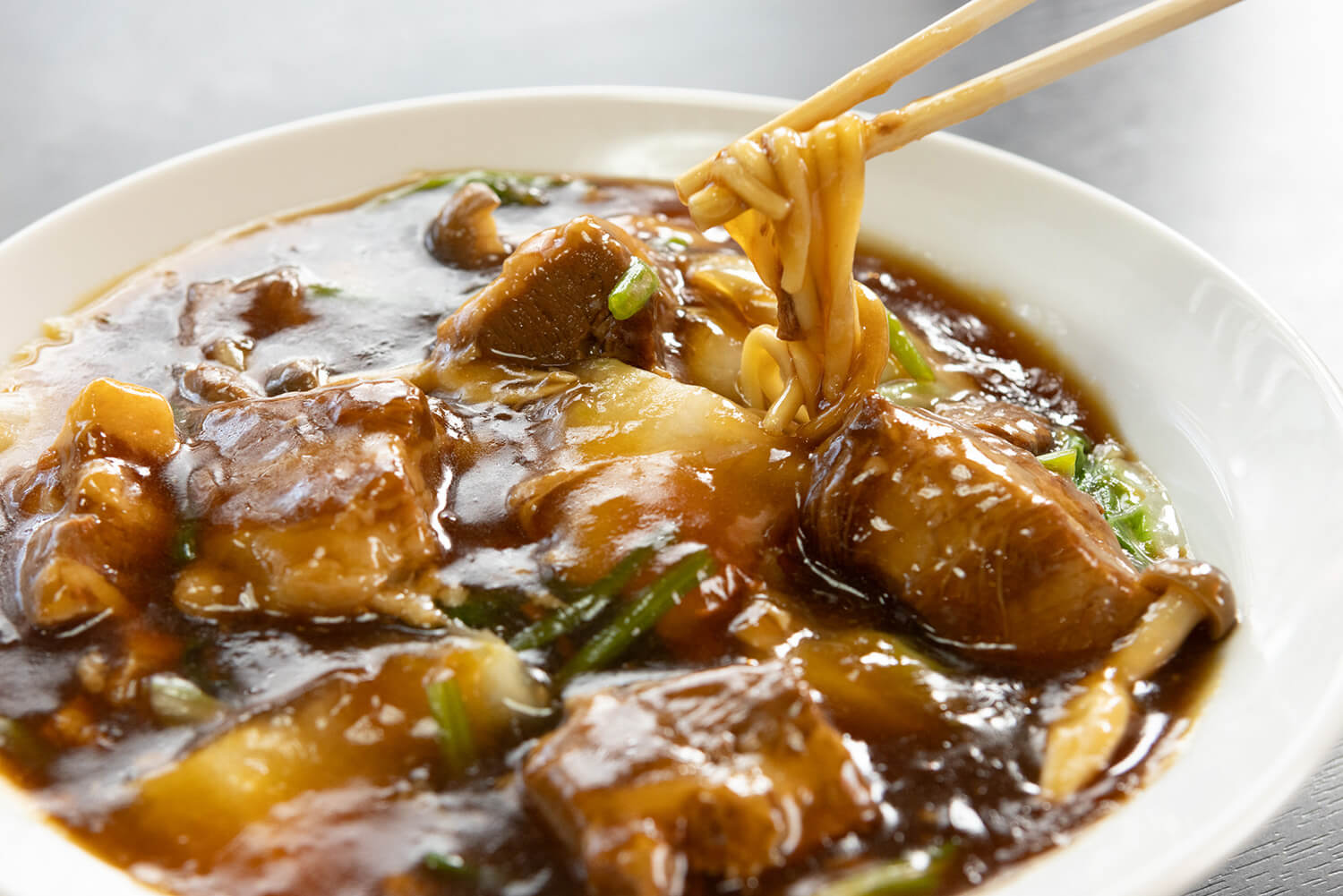 「秀珍風炒麵」700日圓。 除了滷肉外，還有大白菜和香豆