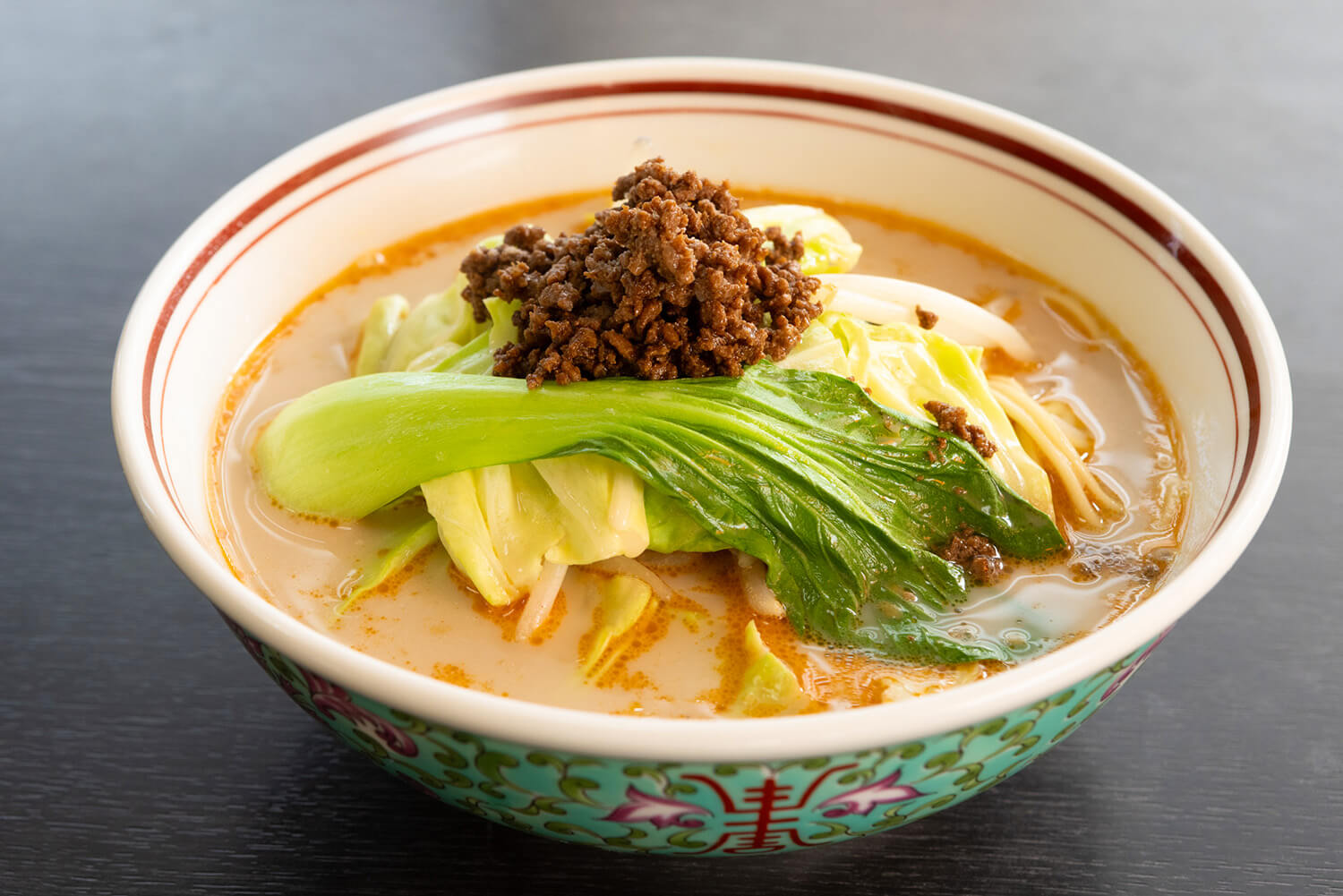 「辣味丹南雜燴麵」750日圓。 濃郁的湯頭和酸辣爽口的辣味讓人食慾大開