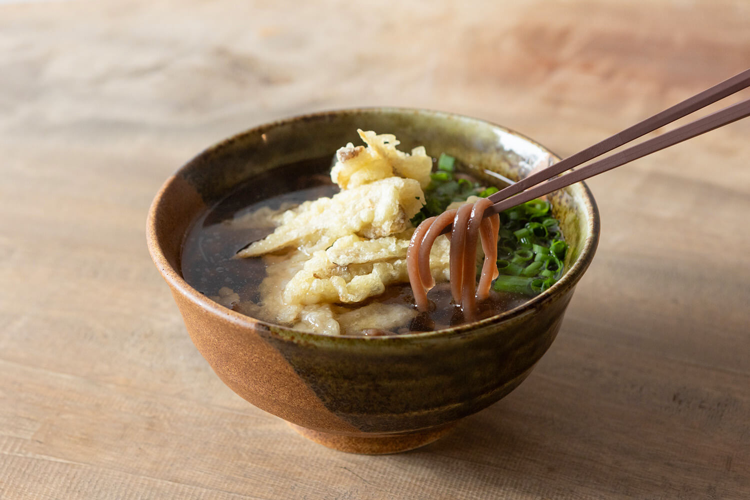 「牛蒡天六兵衛」850日圓。 牛蒡在低溫下熟成，將甜味帶入酥脆的天婦羅中