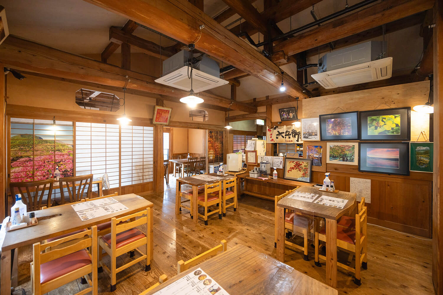 店內裝潢充滿復古風情。 從包廂的窗戶可以看到遠處平靜的橘灣