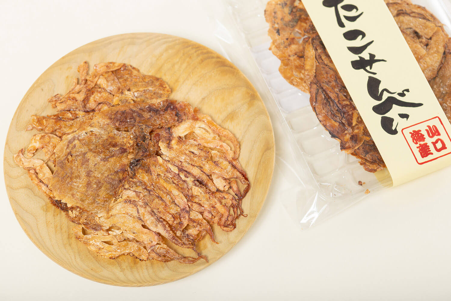 章魚從頭到腳都烤得很薄，酥脆的「章魚餅乾」被拉伸。 一件的尺寸直徑約為15厘米