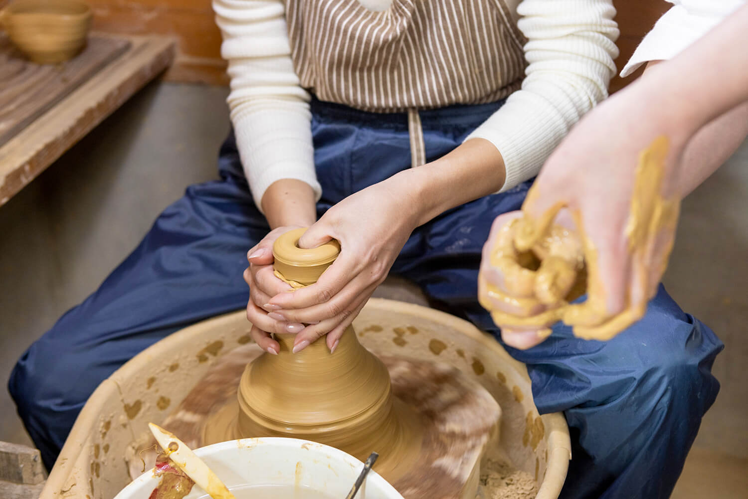 陶藝體驗可以產生小碗、咖啡杯、茶碗等（每種JPY3300）。 即使你是第一次，也可以放心，因為他們會提供細心的協助。