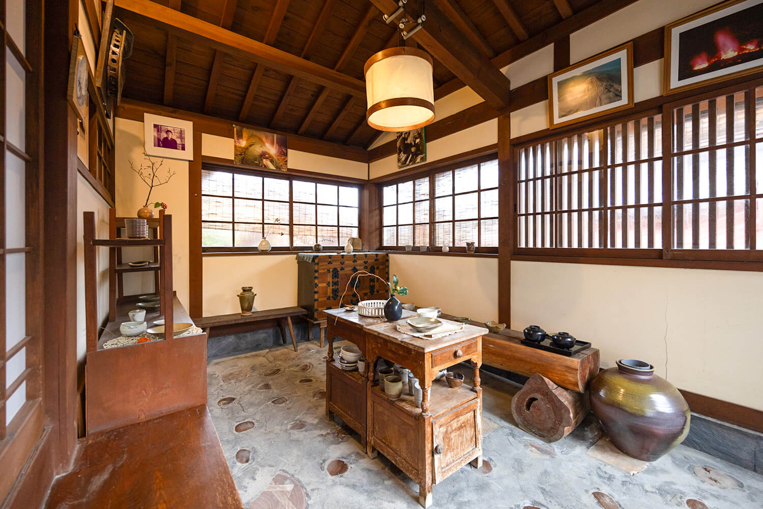 一個與工作坊空間分開的展廳，體驗陶藝。 照片左後方還有一間茶室，展示器皿