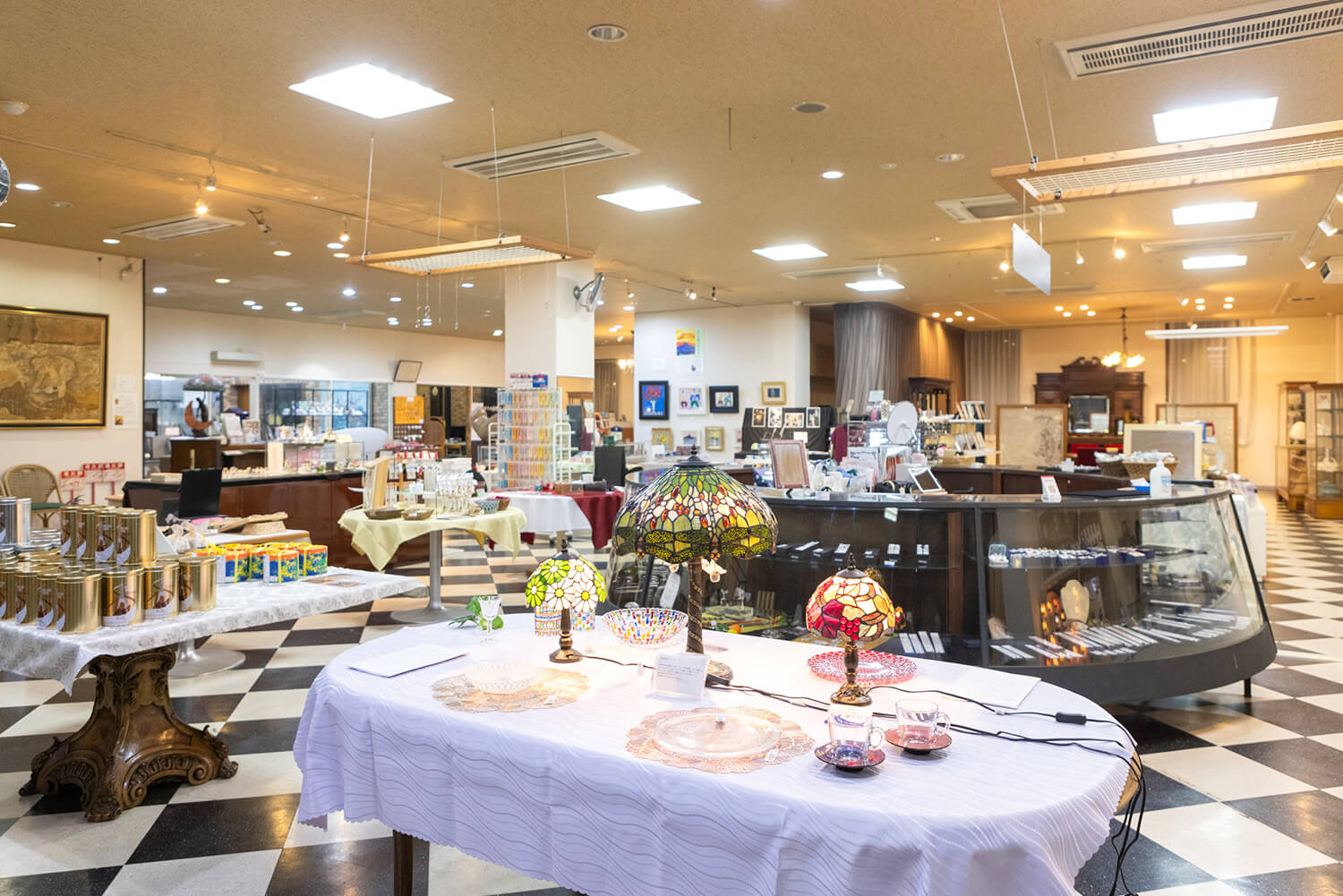 商品種類繁多的博物館商店。 許多獨一無二的玻璃產品