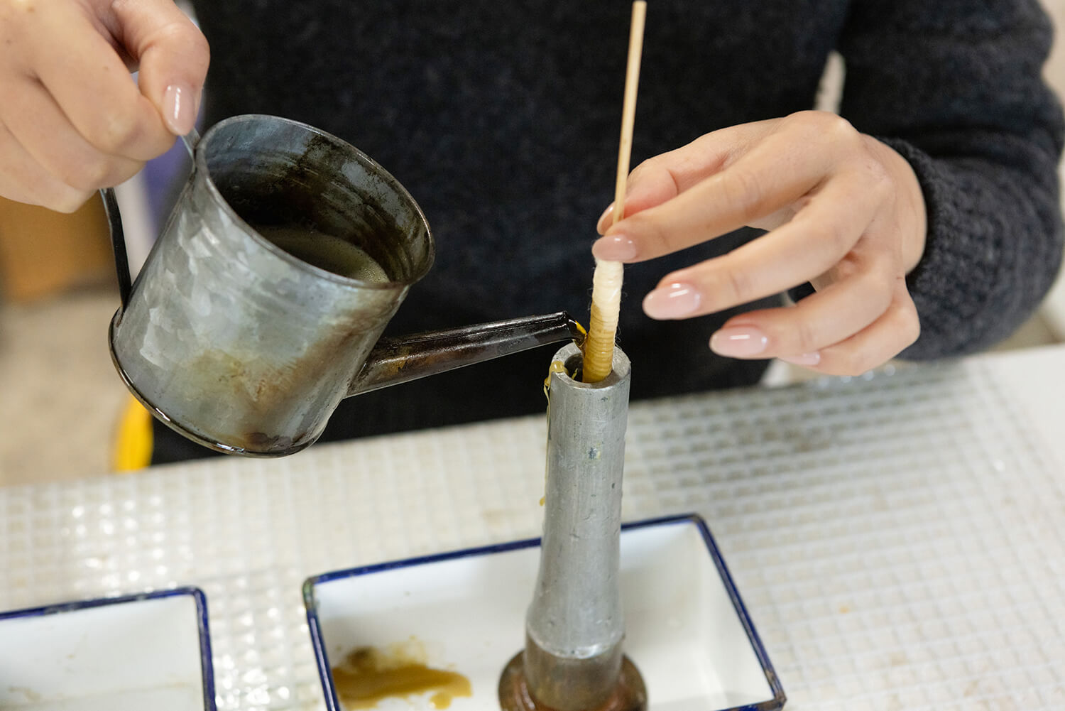 「日本蠟燭體驗」的現況。 建立木芯，加熱並液化木蠟，然後從澆注模具中取出完成。