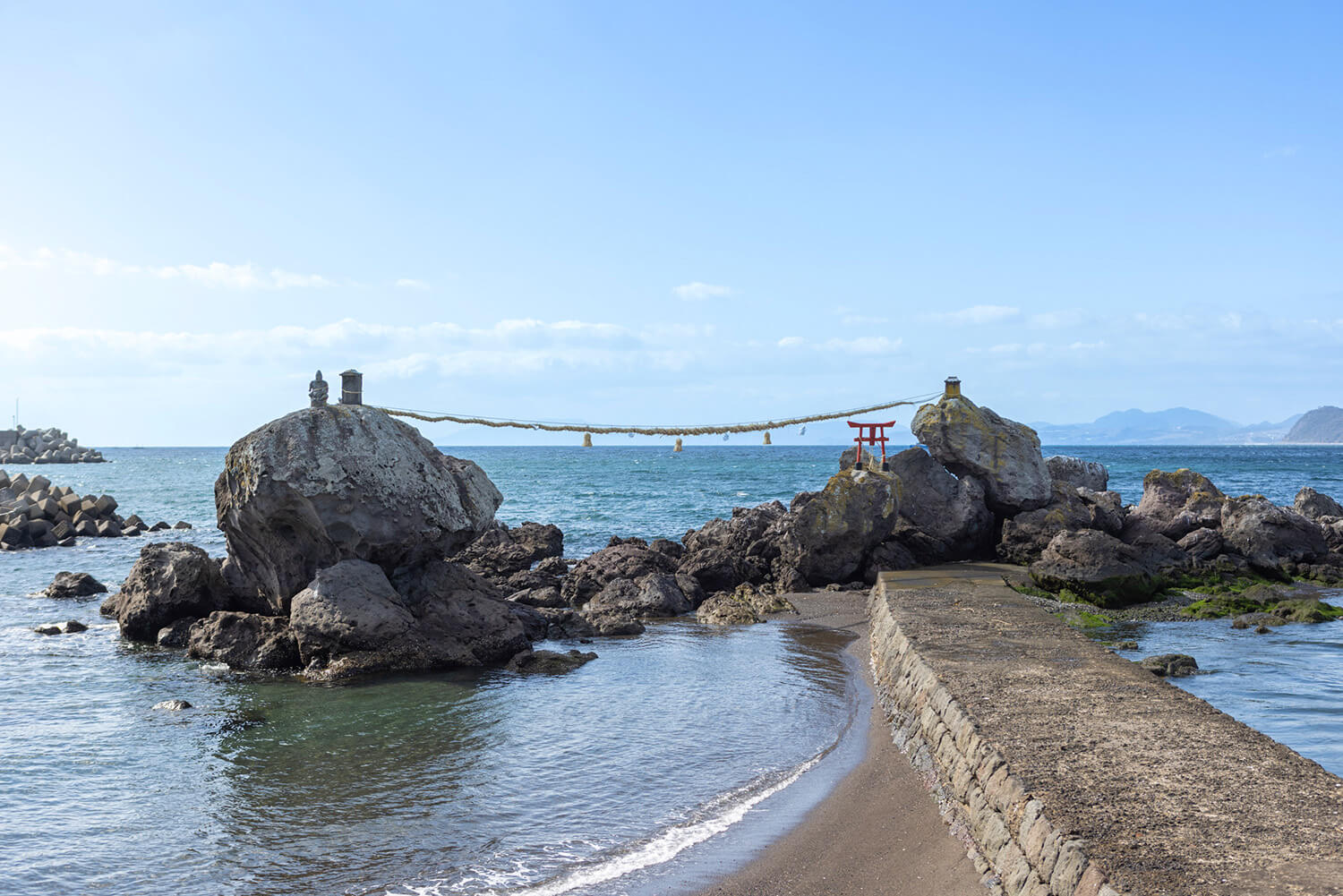 結合大海的美景，兩塊巨石並排的出現非常神秘