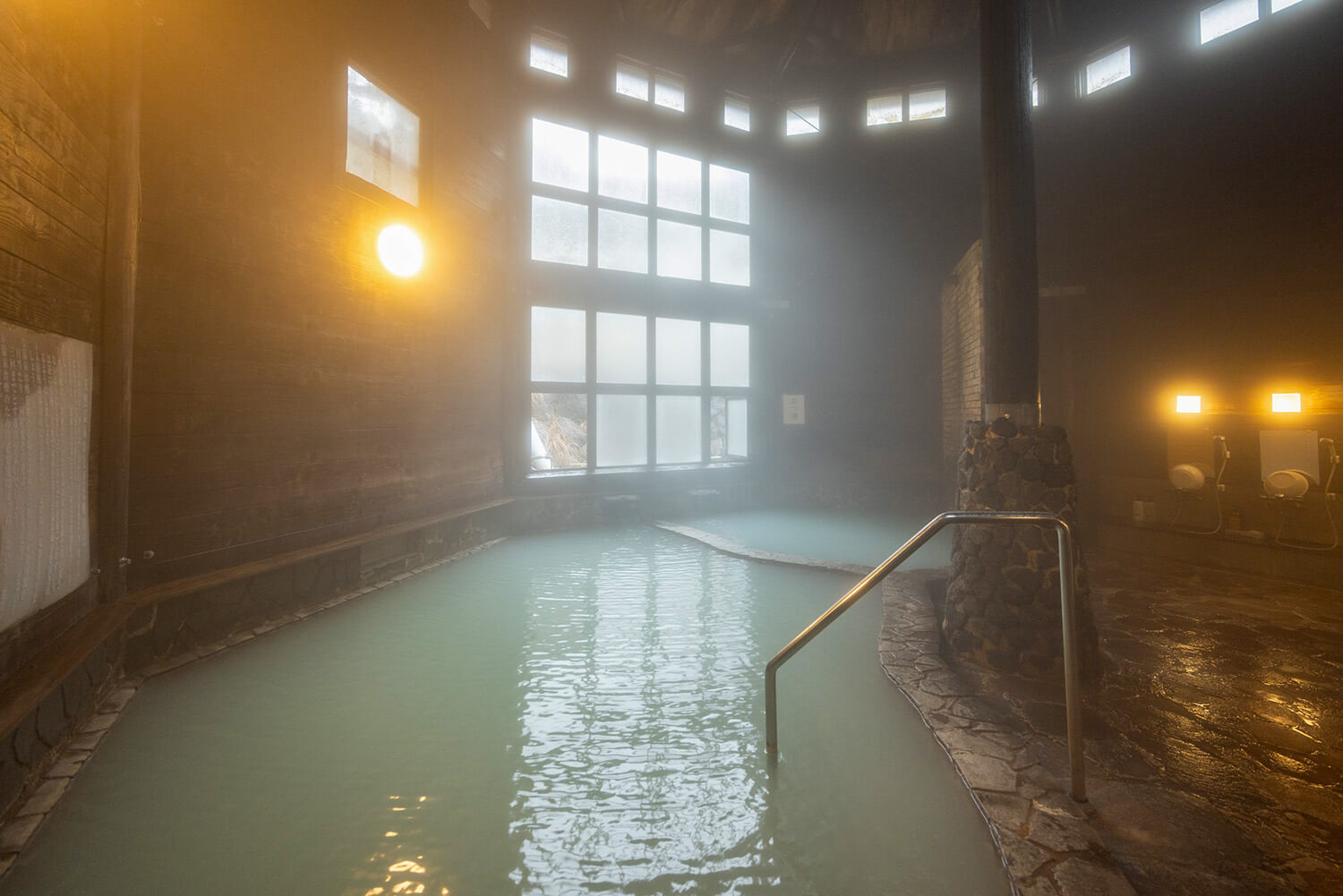 冬季，浴缸分為40-41°C的溫水和44-45°C的熱水。 首先，習慣溫水，然後洗個熱水澡。