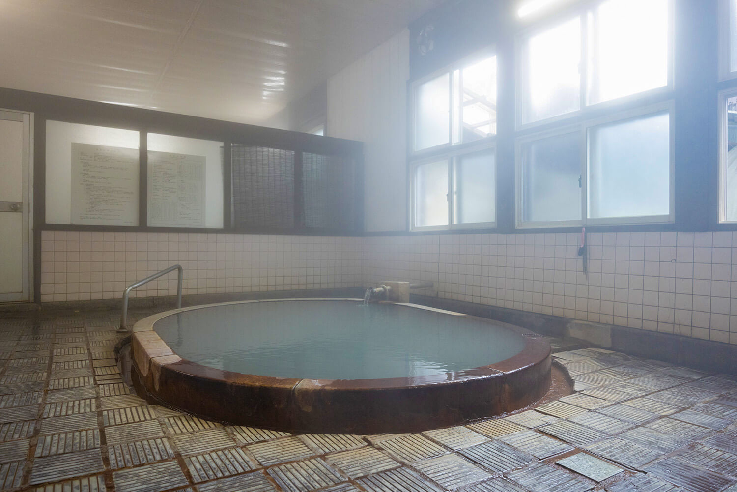 冬季，水溫設定為45°C。 有一個花崗岩做的小浴缸，一個給男人，一個給女人用