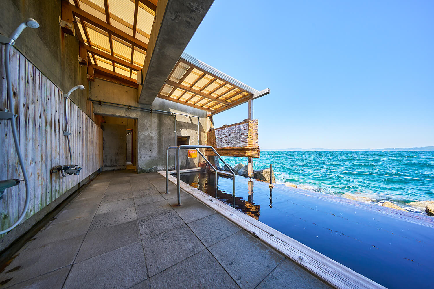 有兩個私人浴室。 偶爾，海面離得很近，拍打著消浪塊的浪花會跳進浴缸裡