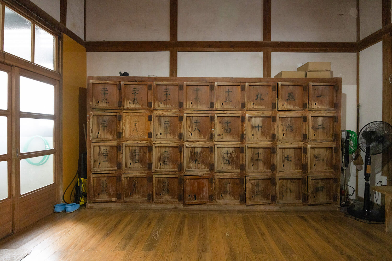 沒有鎖匙，所以在管理貴重物品時要小心。 入口處購買的入浴券會去番台