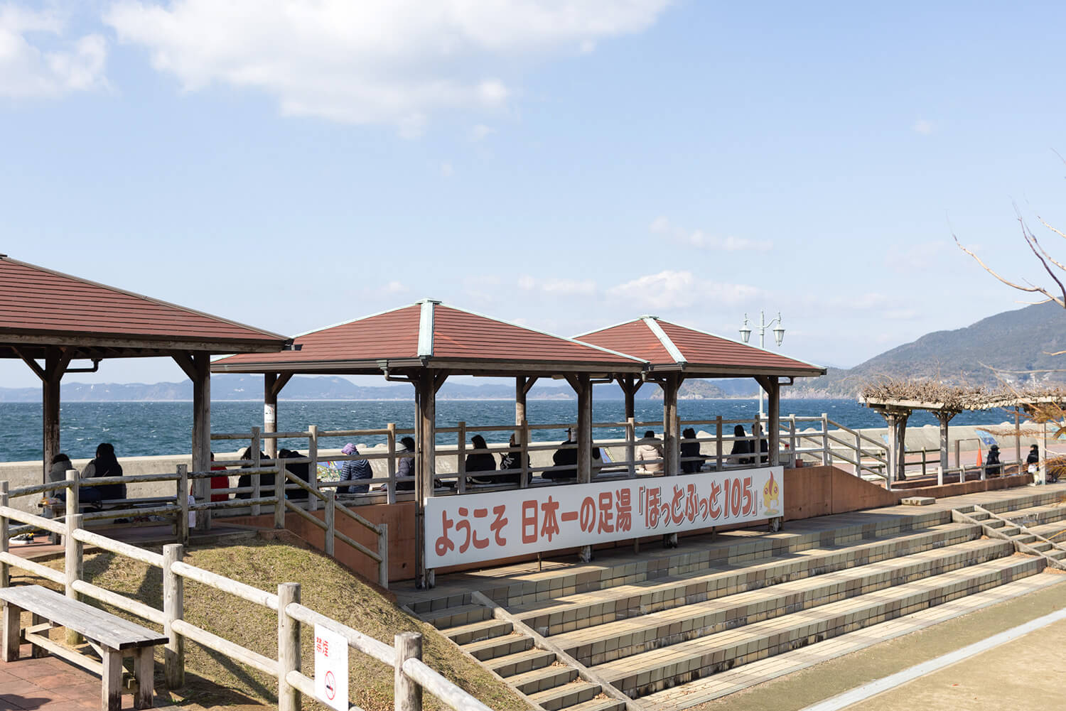 地理位置優越，大海盡收眼前。 平日相對空曠，但假日經常人潮湧動