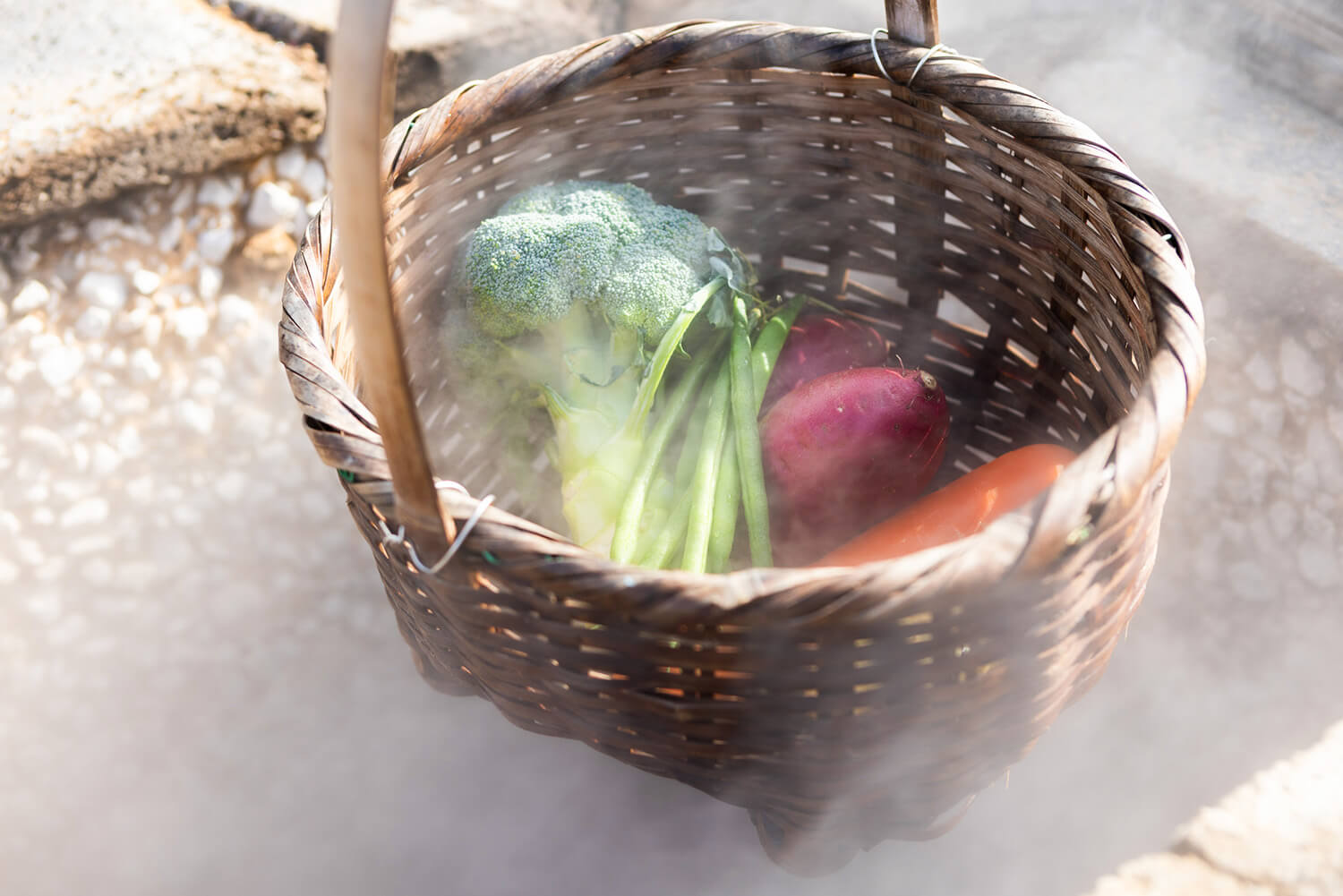 蒸籠可以自由使用。 籃子也可以在鍋前的商店租用（30分鐘200日元）。