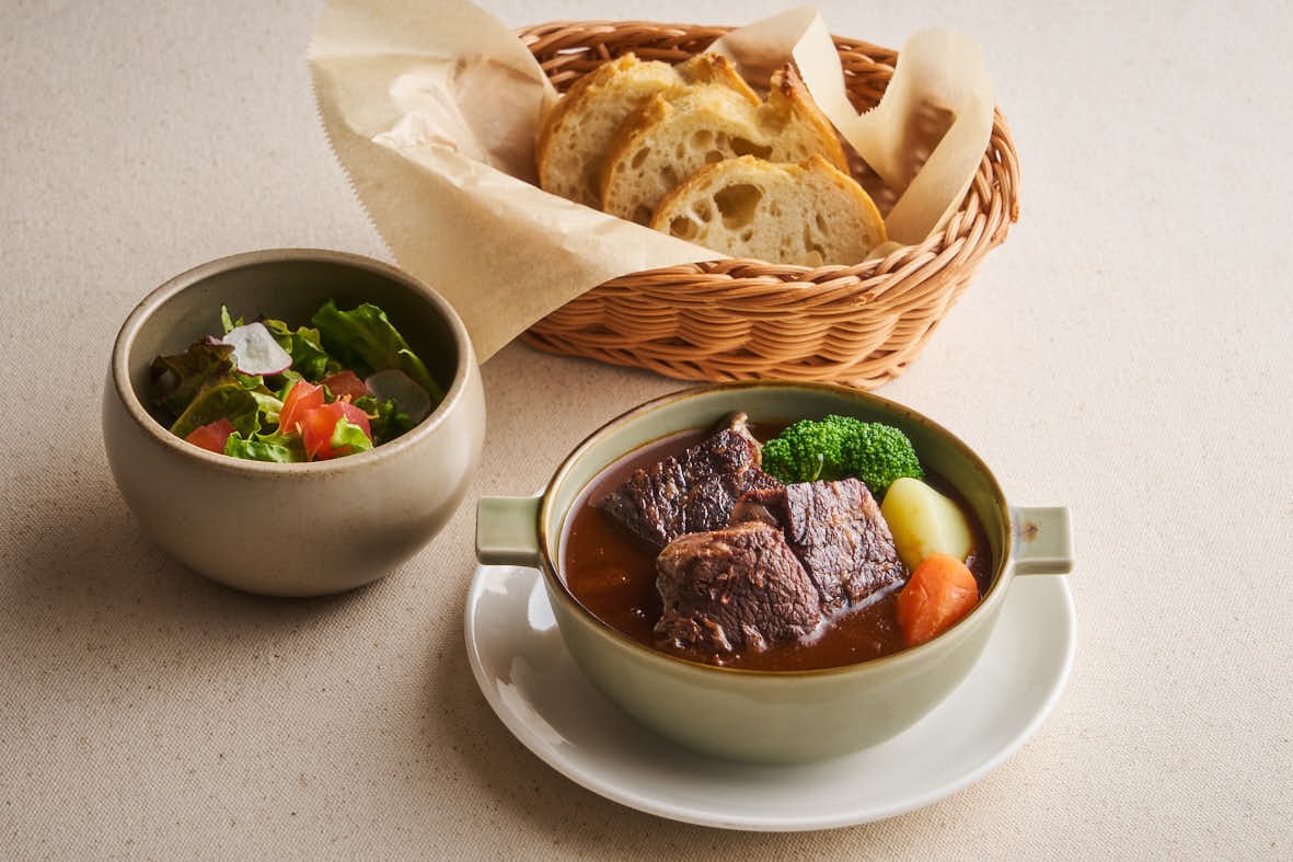 「雲仙牛肉燉菜」JPY2400。 你可以選擇法國麵包和米飯。 加250日圓買一套飲料。