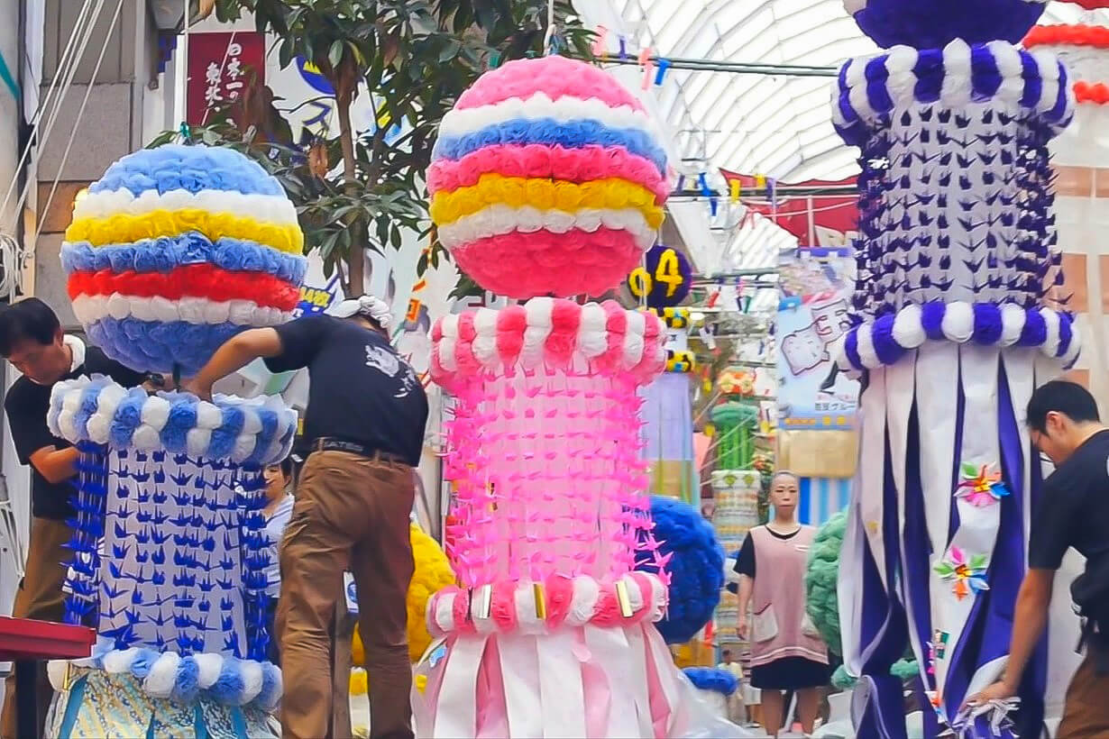 © 仙台七夕祭贊助協會帶有大草玉的“吹流”是仙台七夕裝飾的特產。 據說是仙台市民在昭和21年左右發明的