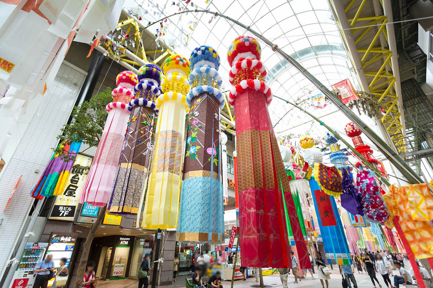 © 仙台七夕祭贊助協會七夕裝飾，懸掛著五條華麗的彩帶