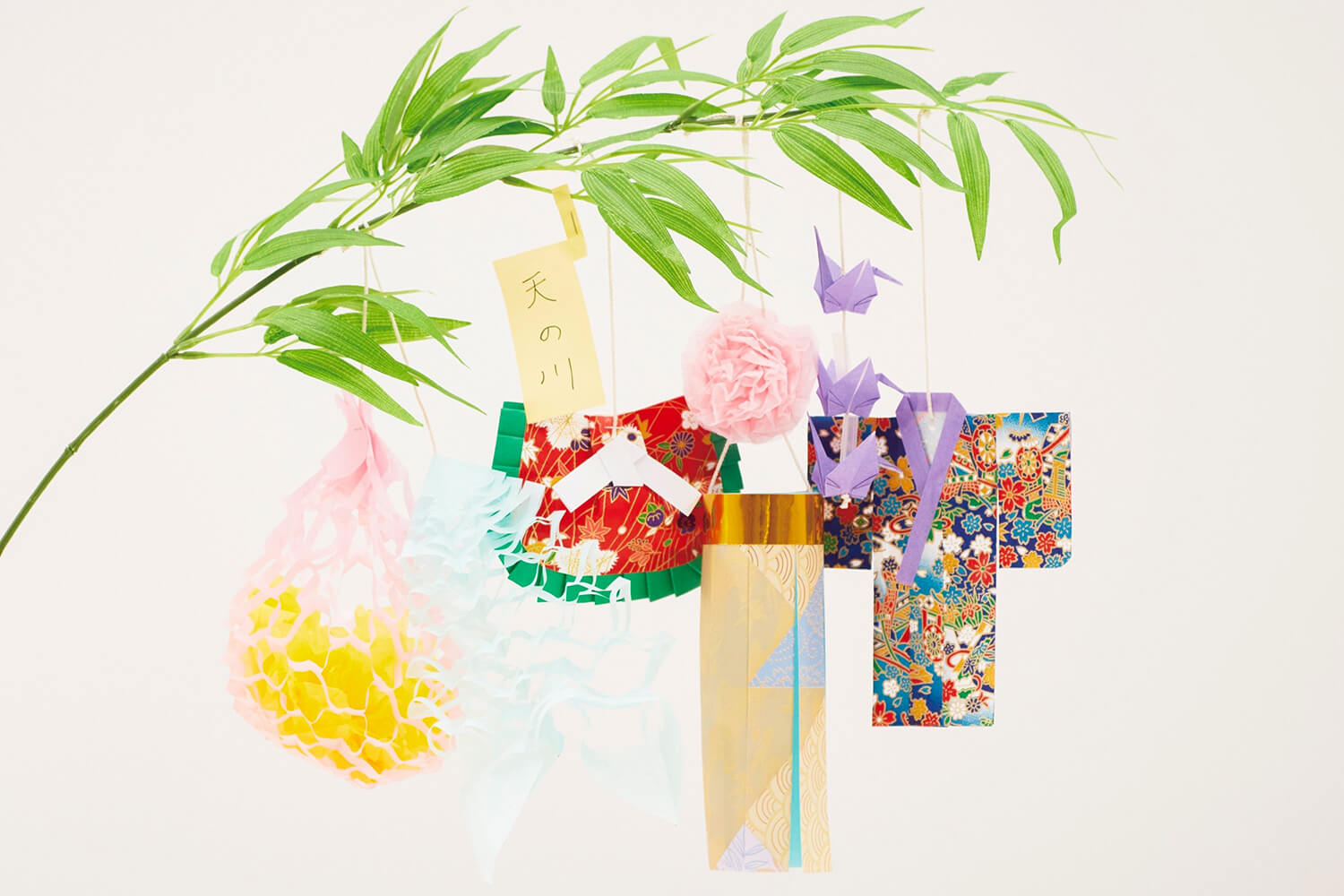 © 仙台七夕節贊助協會七種裝飾品是仙台七夕獨有的竹子裝飾品。 從左起，垃圾簍、撒網、紙條、抽繩、吹水槽、摺紙鶴、紙外套