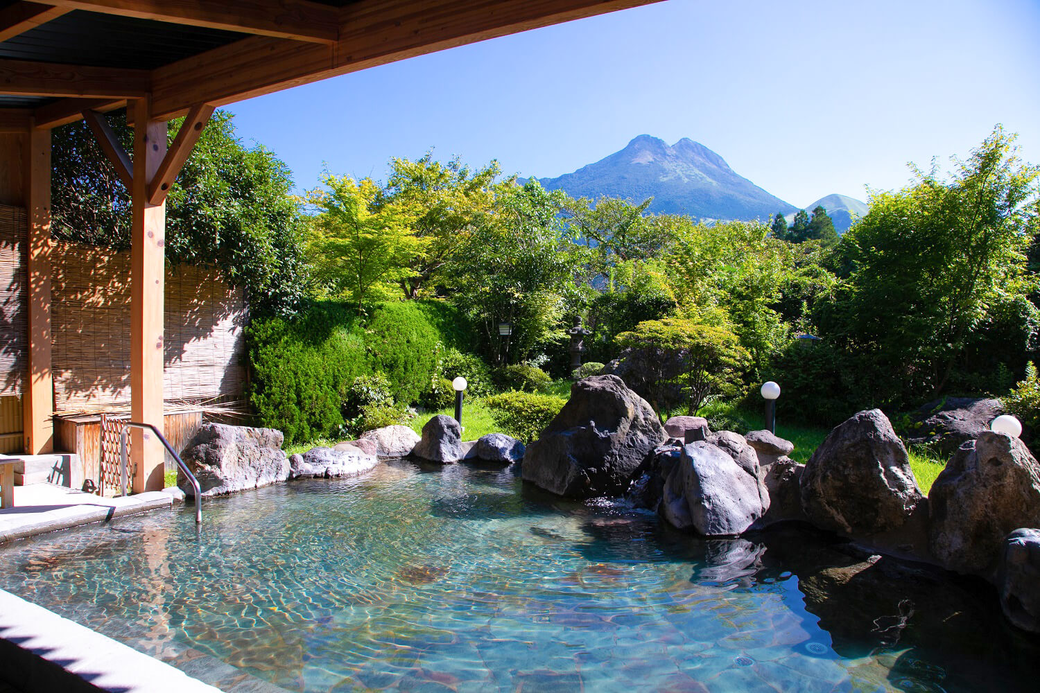 「湯布之遊」露天溫泉場，眼前聳立著湯布山。 你可以欣賞四季的風光，春夏的綠意盎然，秋天的落葉，冬天的雪