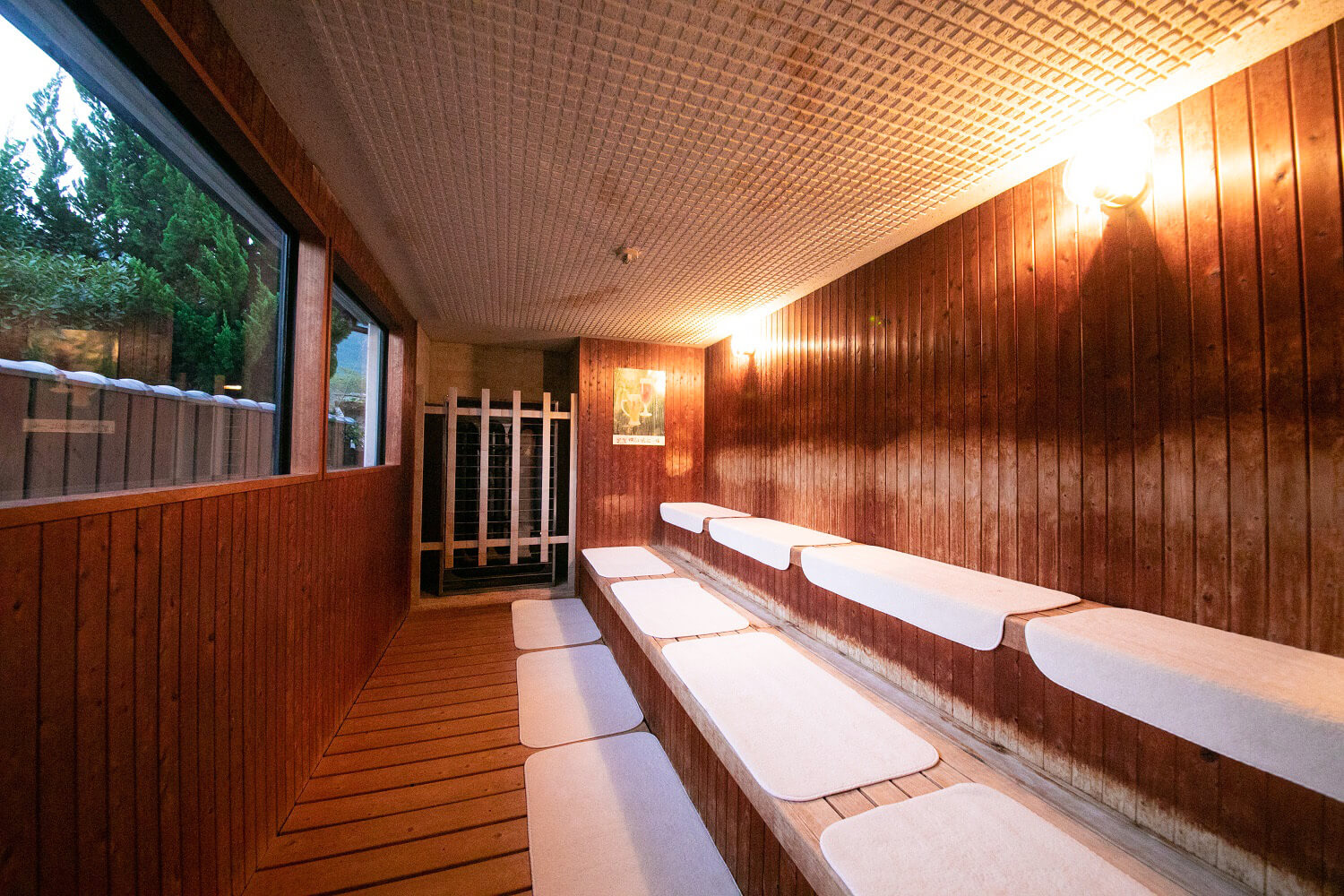 窗戶的盡頭是“森林的桑拿房”，由布山高聳入雲。 值得期待的是由布山的表情，它隨著四個季節的變化而變化。