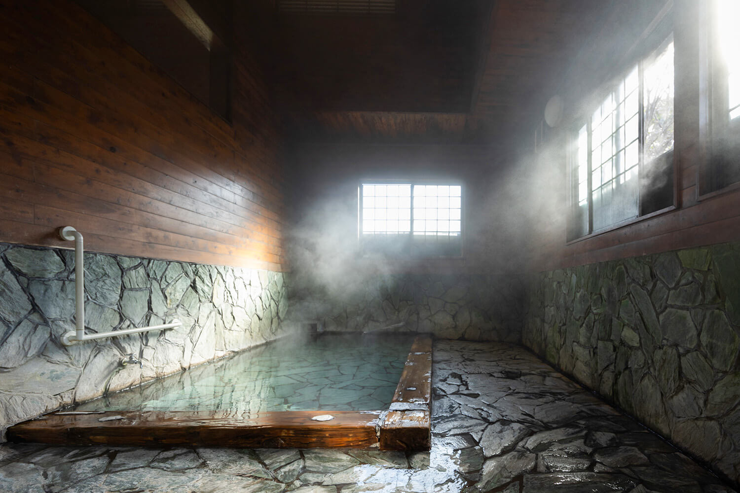 浴缸裡裝滿了無色透明的軟水。 溫度有點高，暖到身體核心