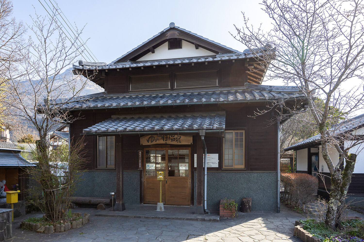 優雅的外觀。 建築物後面可以看到由布山